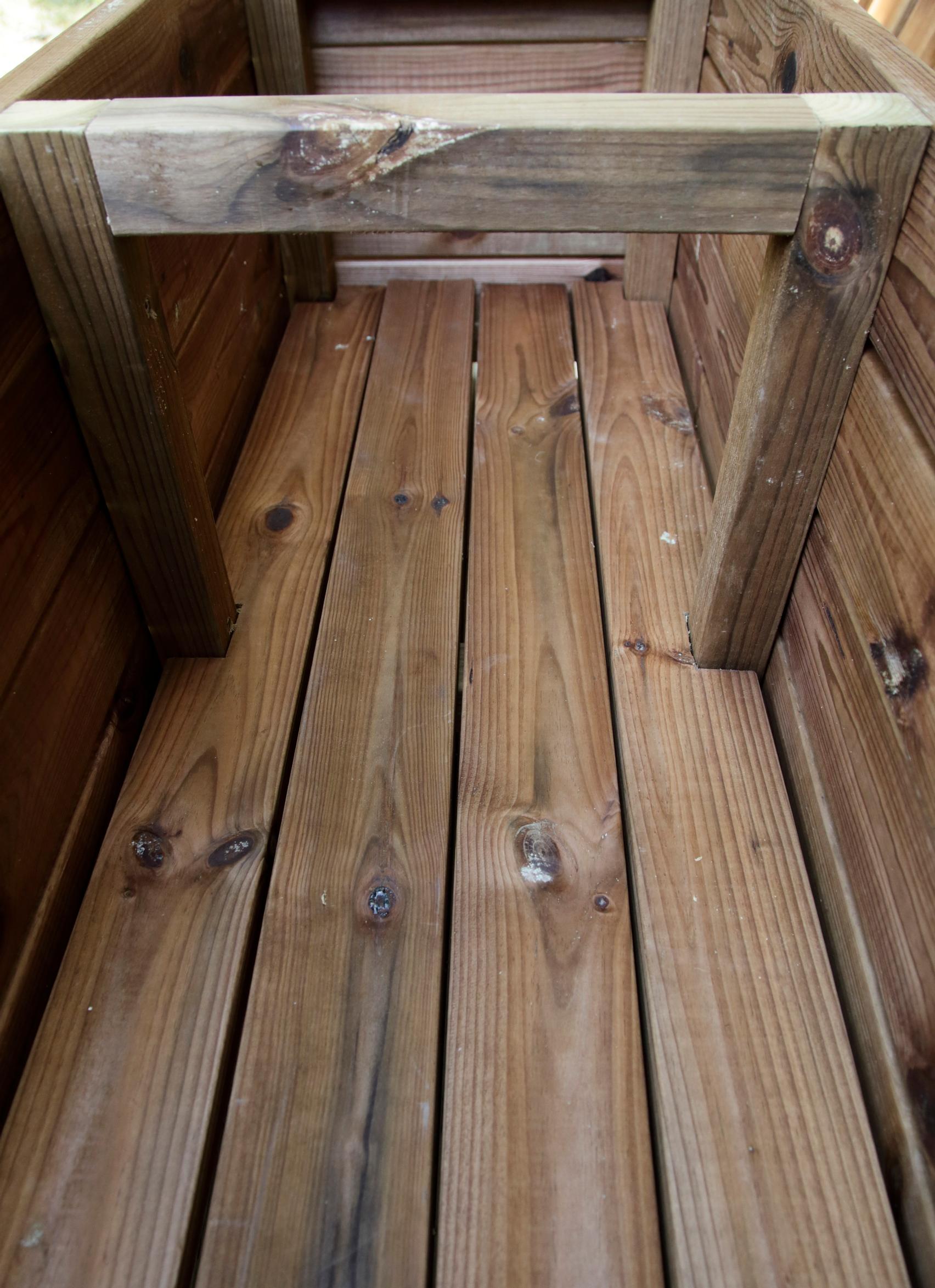 Attaching the floor boards to the supports