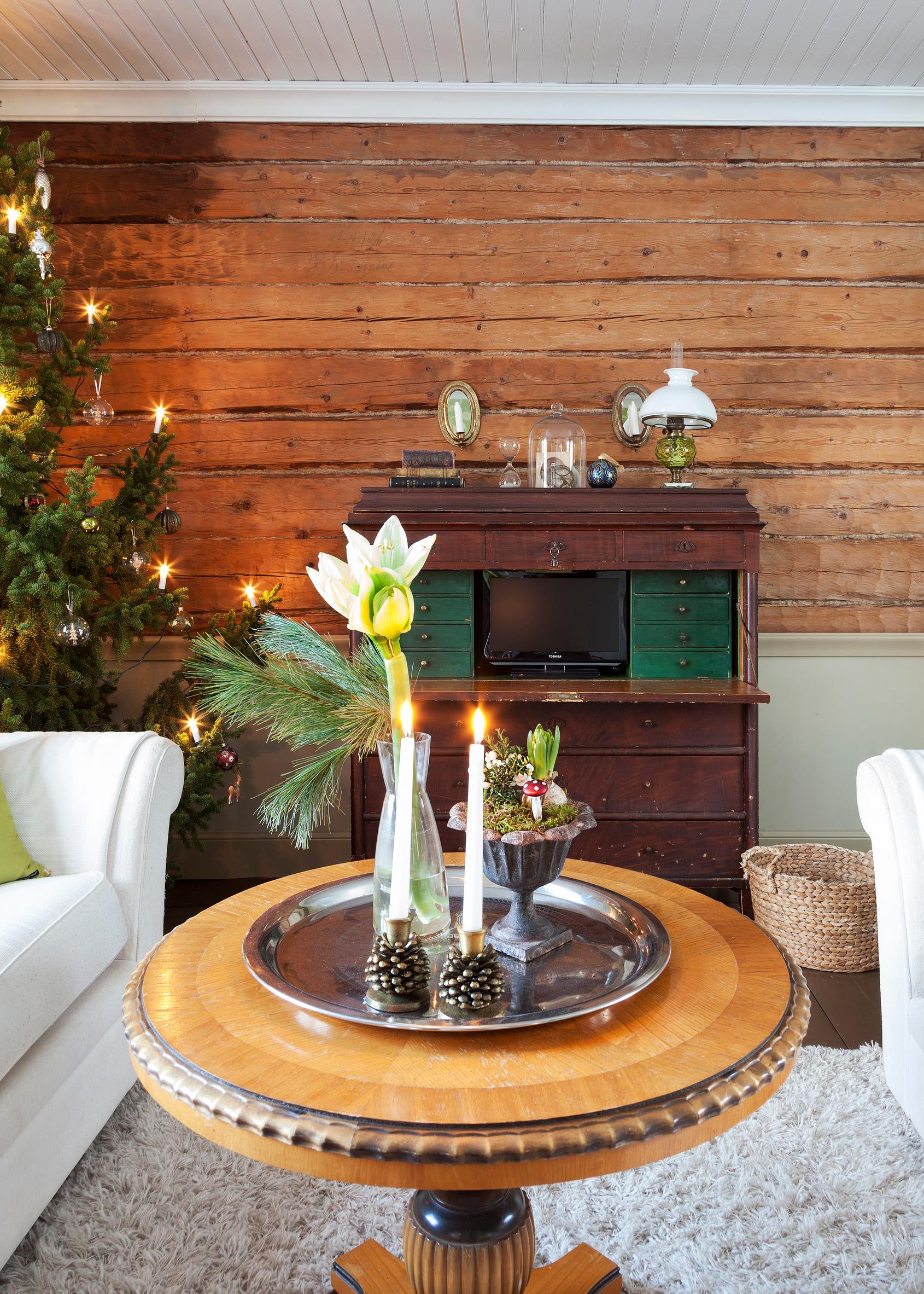 White cut amaryllis in a vase