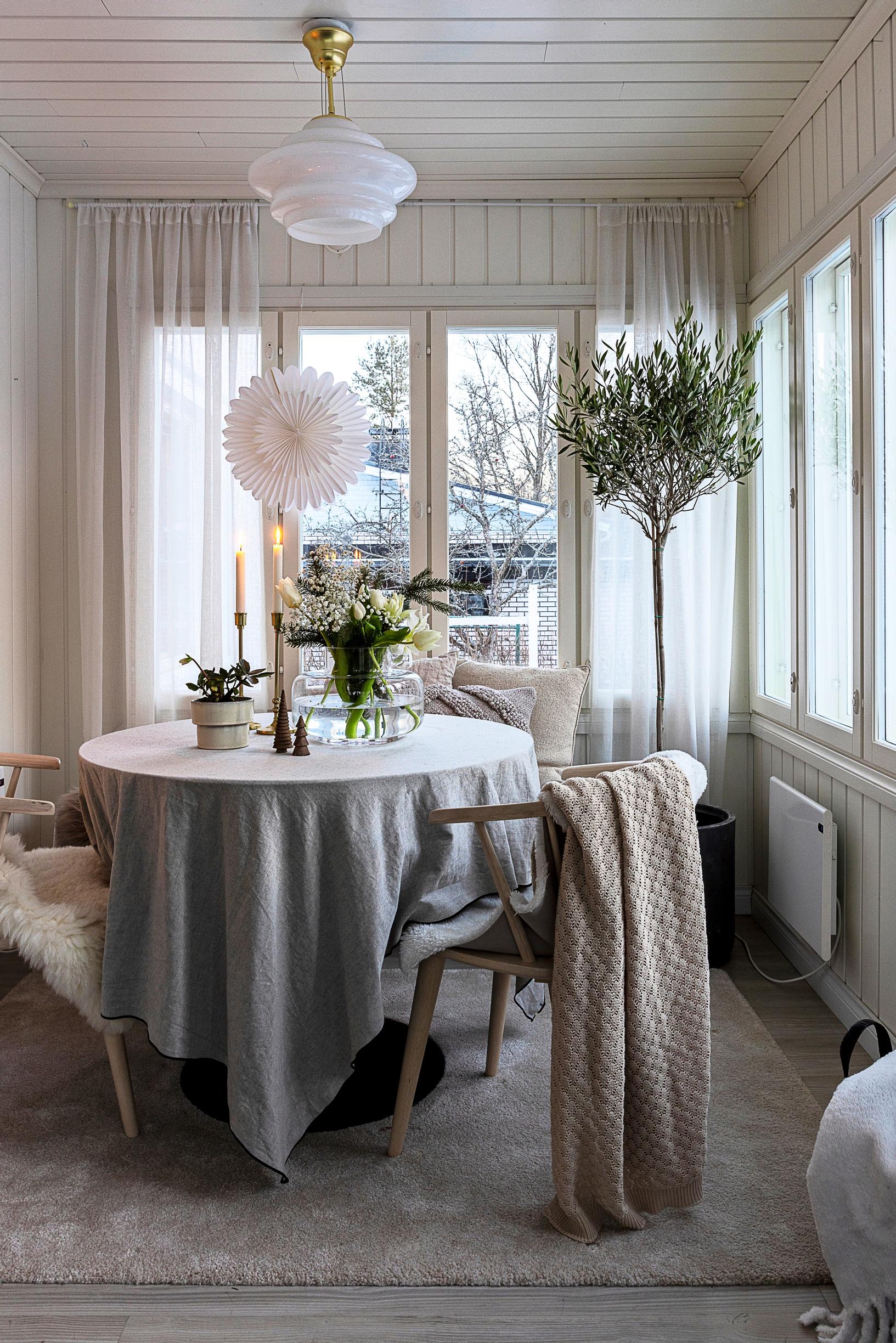 A wintry porch