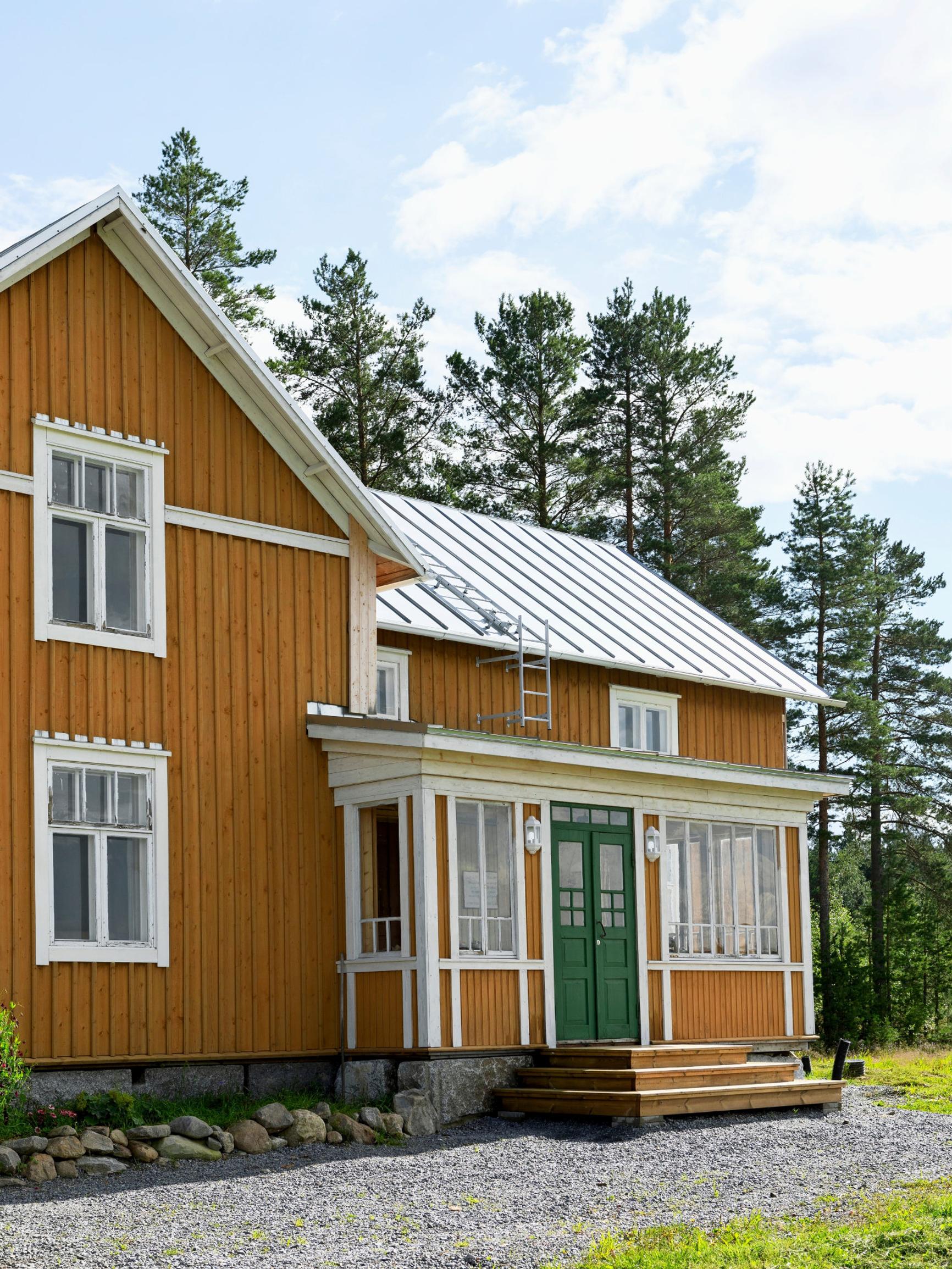 A 100-year-old log house traveled 60 kilometers—now crowned by a “crazy and expensive” copper tub