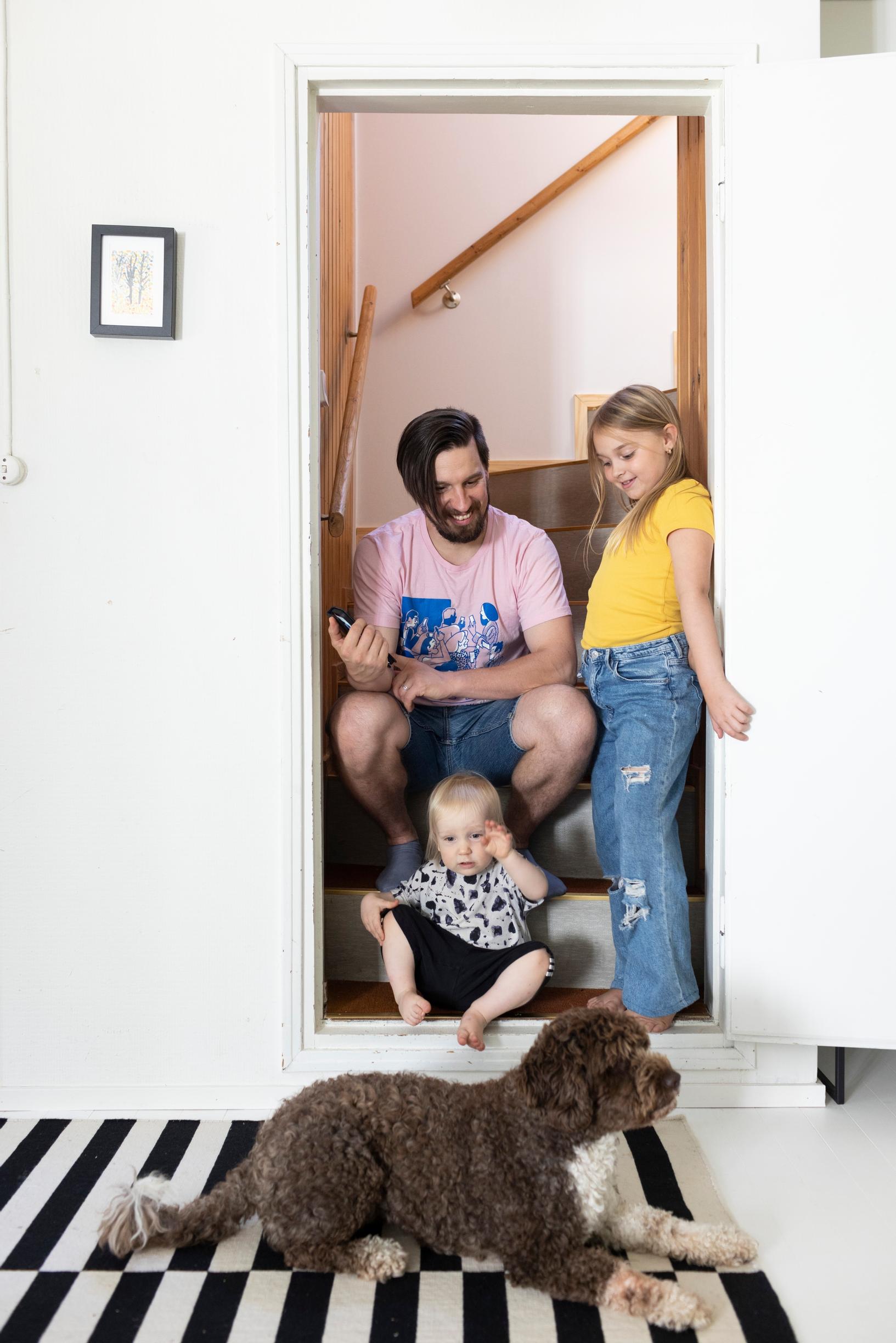 Mikko Virtanen with his children and dog