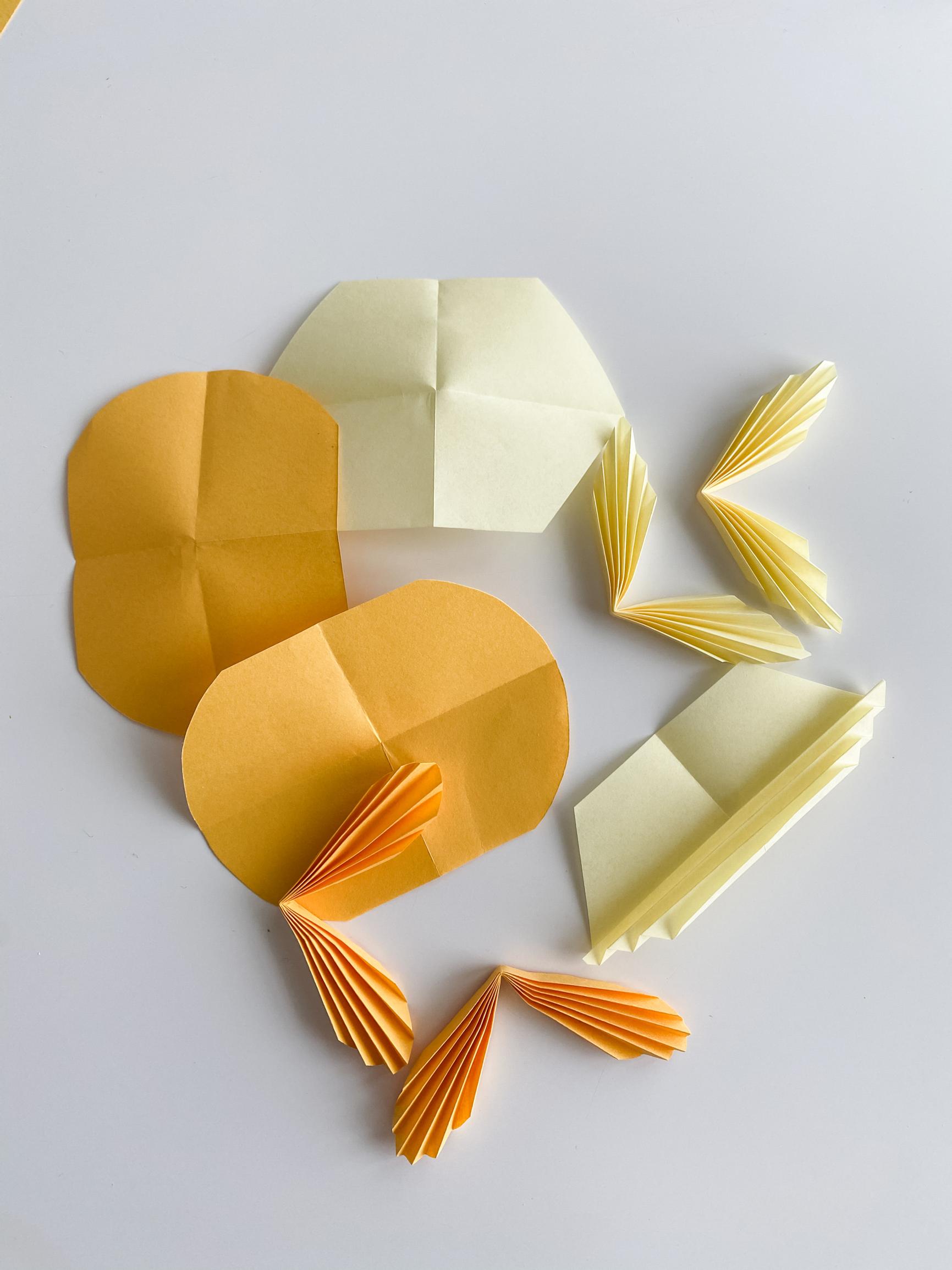 How to make paper daffodils: Folded petals
