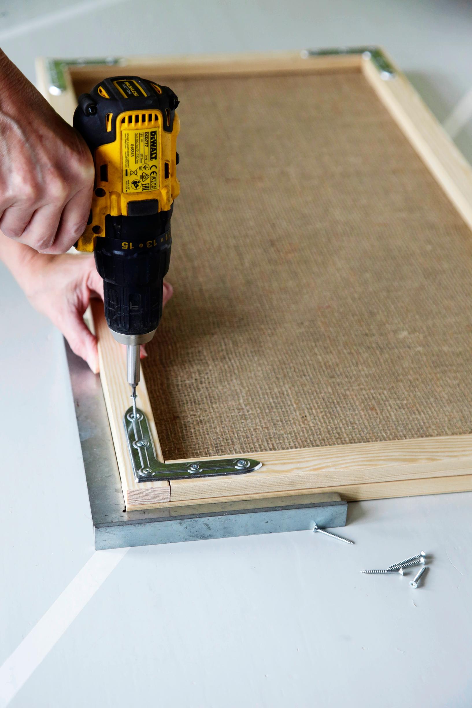 Attaching window corners to the diy mosquito net for windows