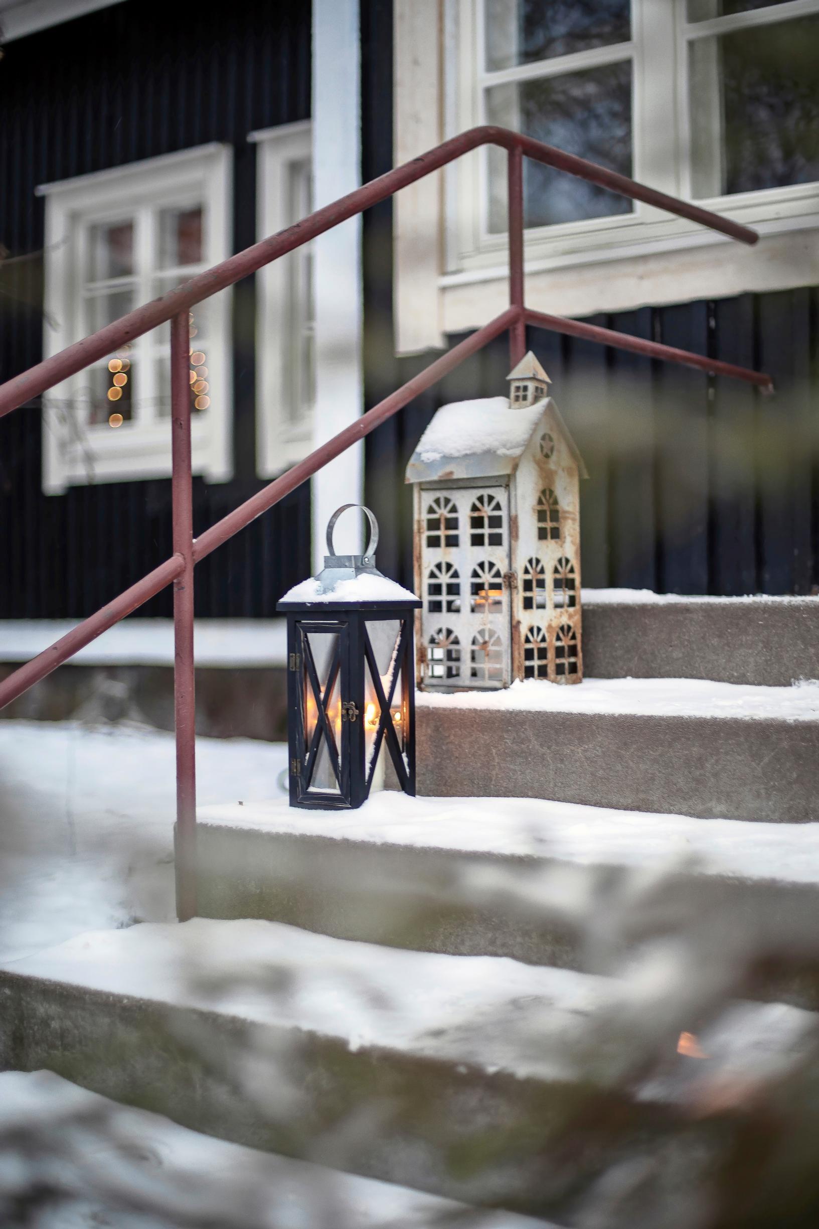 Wintery outdoor steps with lanterns.