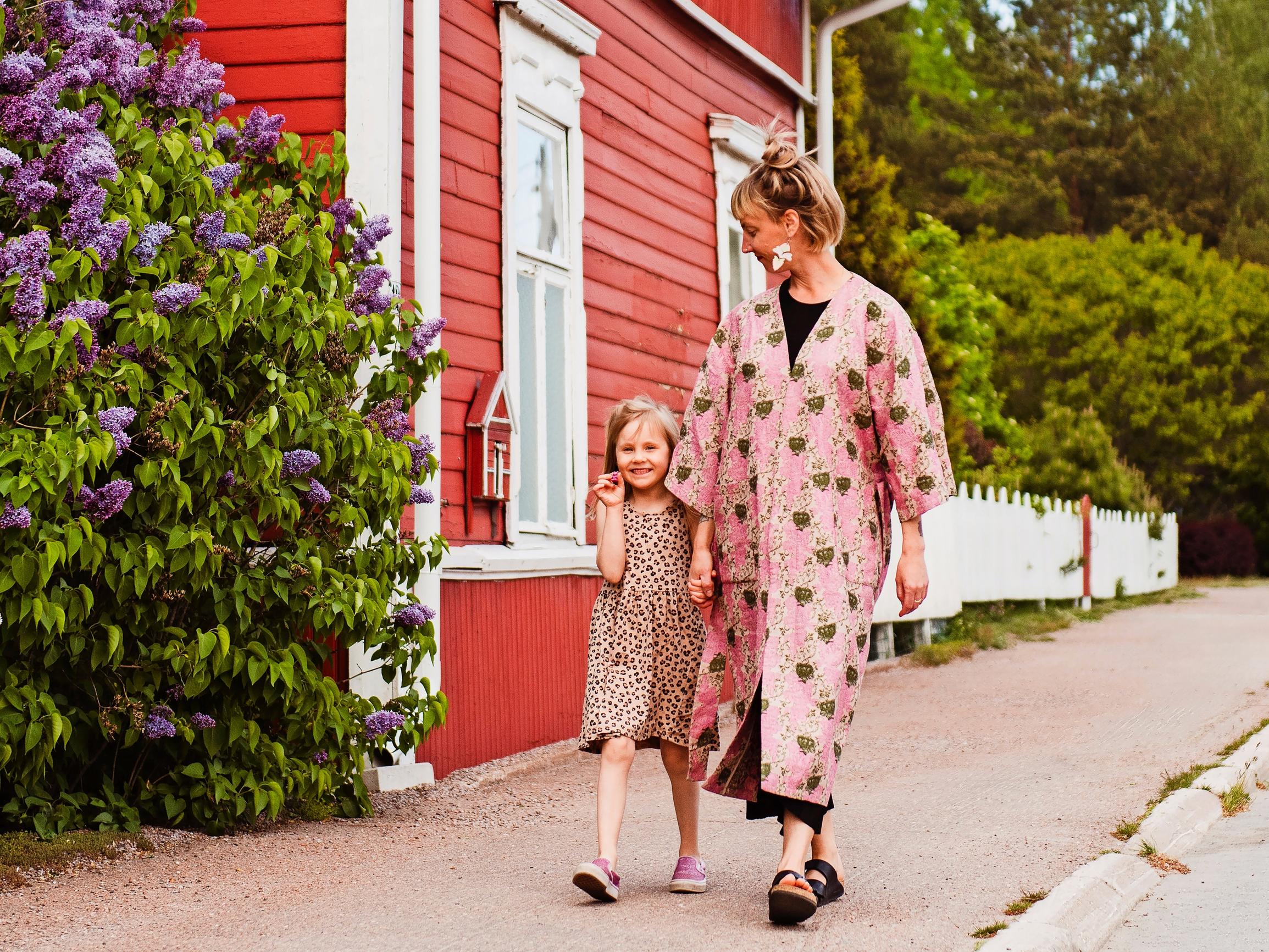 This art teacher’s wooden house glows in delicious hues: “Colors are the most wonderful thing in the world to me”