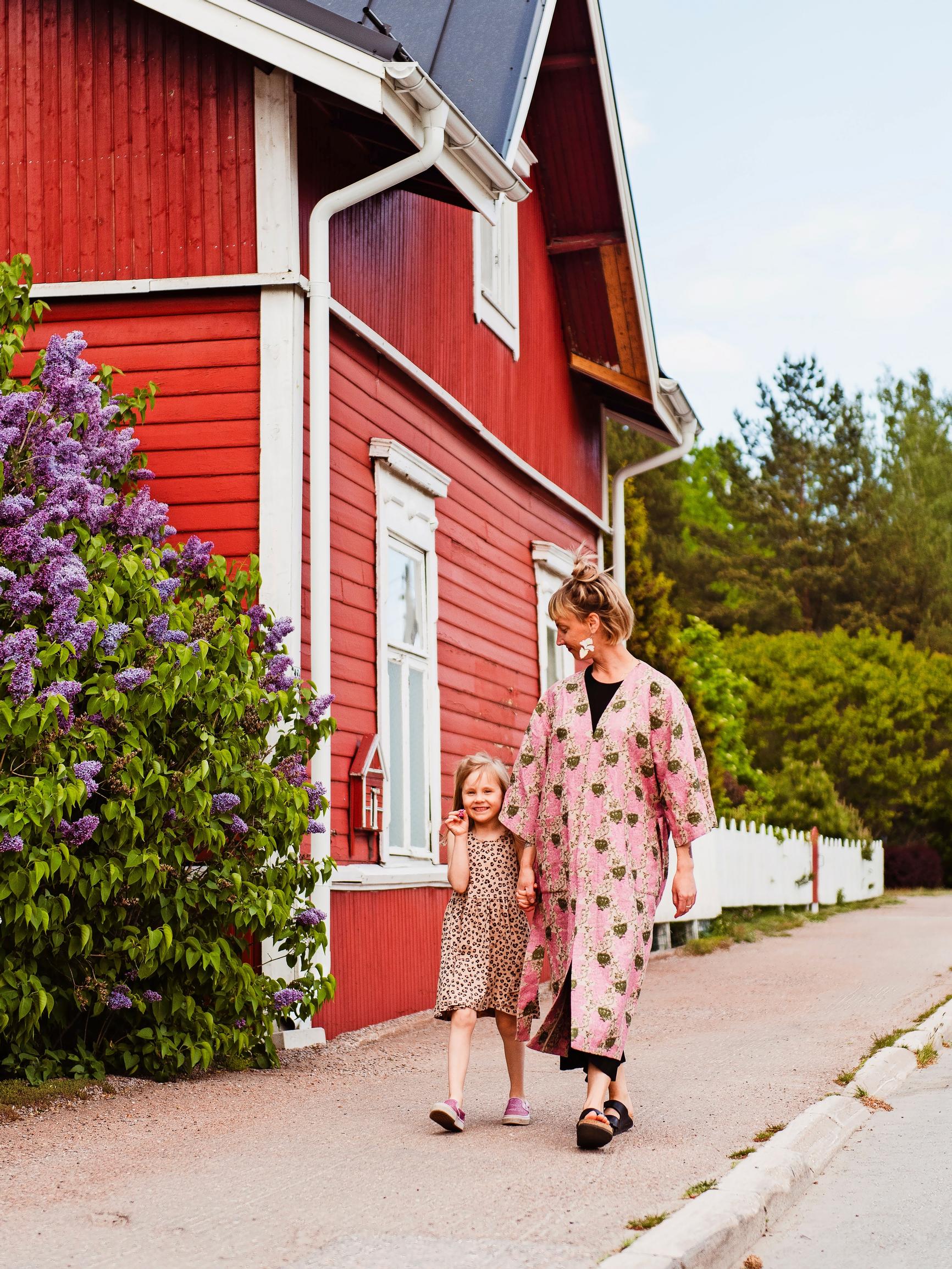 This art teacher’s wooden house glows in delicious hues: “Colors are the most wonderful thing in the world to me”