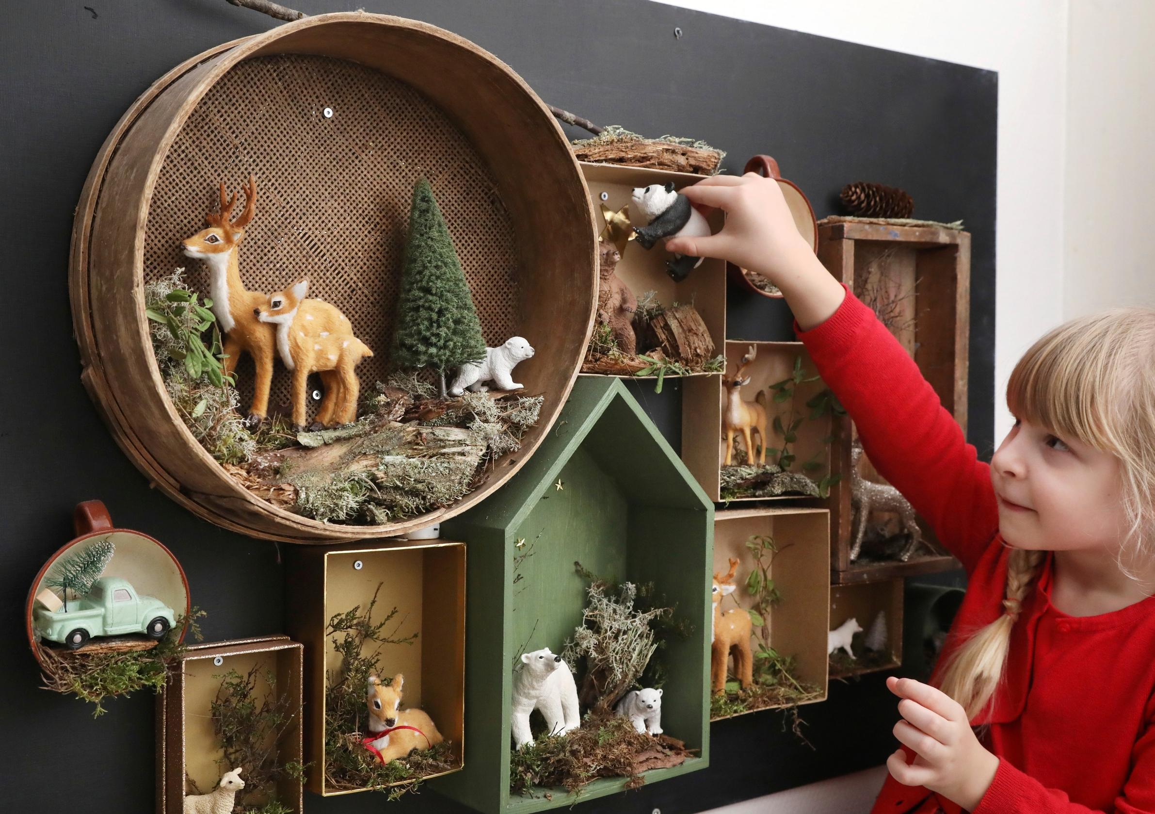 A story-like Advent calendar arranged on the wall