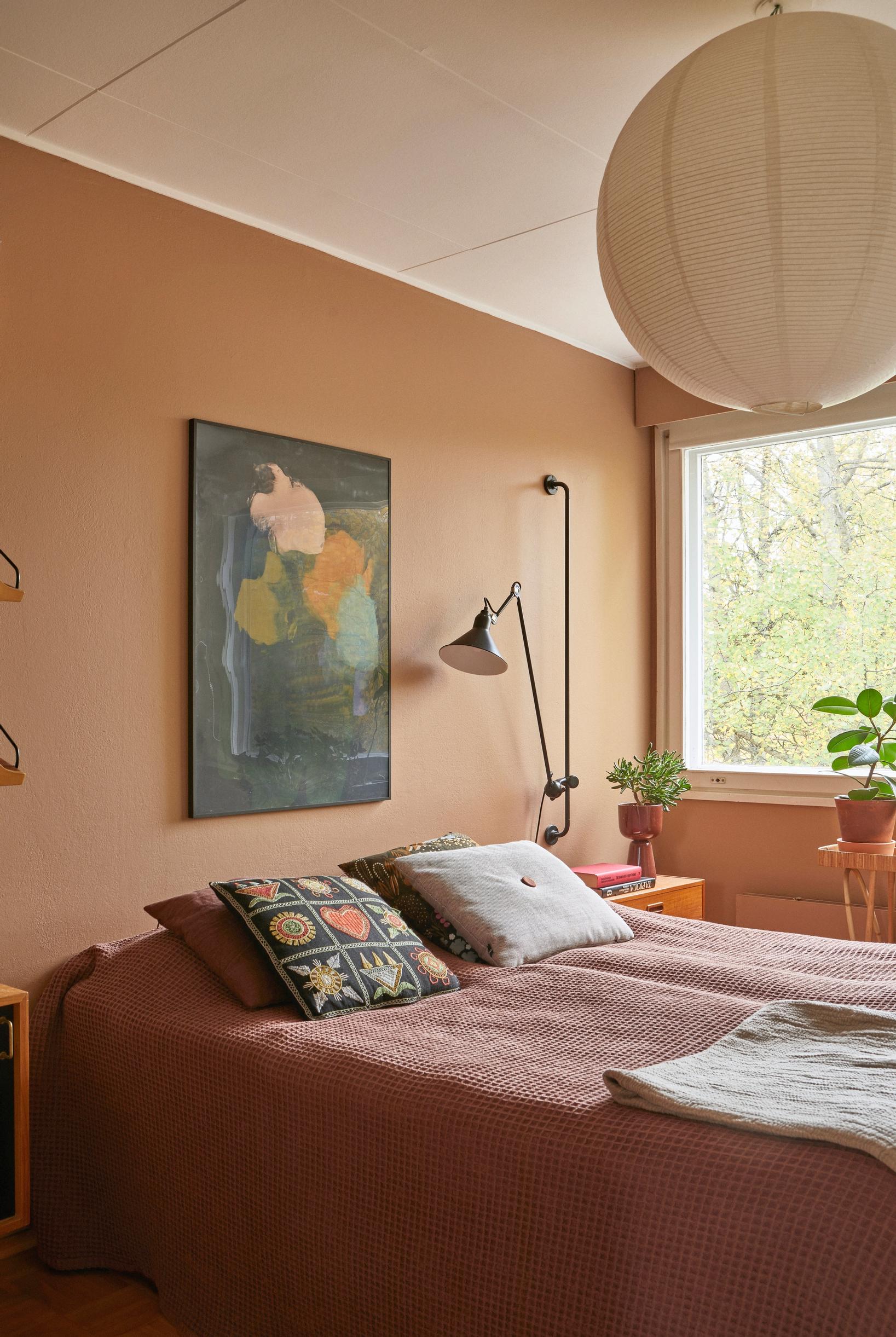 In the parents’ bedroom, a brownish peach and rowan red palette prevails.