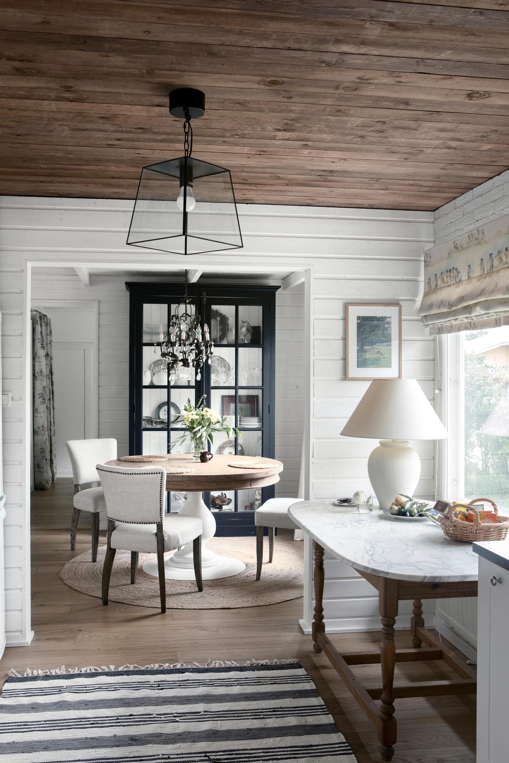 dining area with a round table