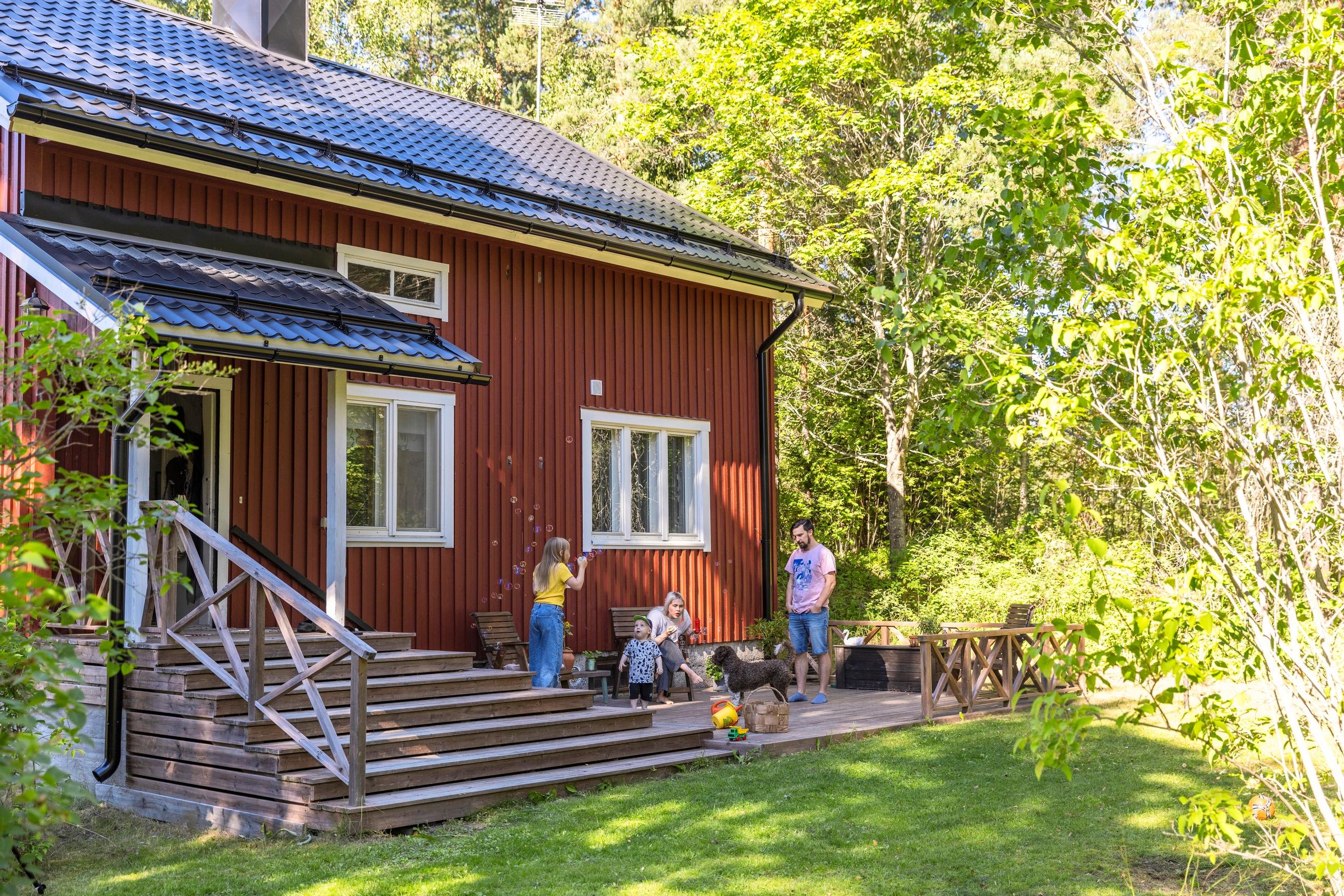Essi Hellén and Mikko Virtanen with their family on the terrace