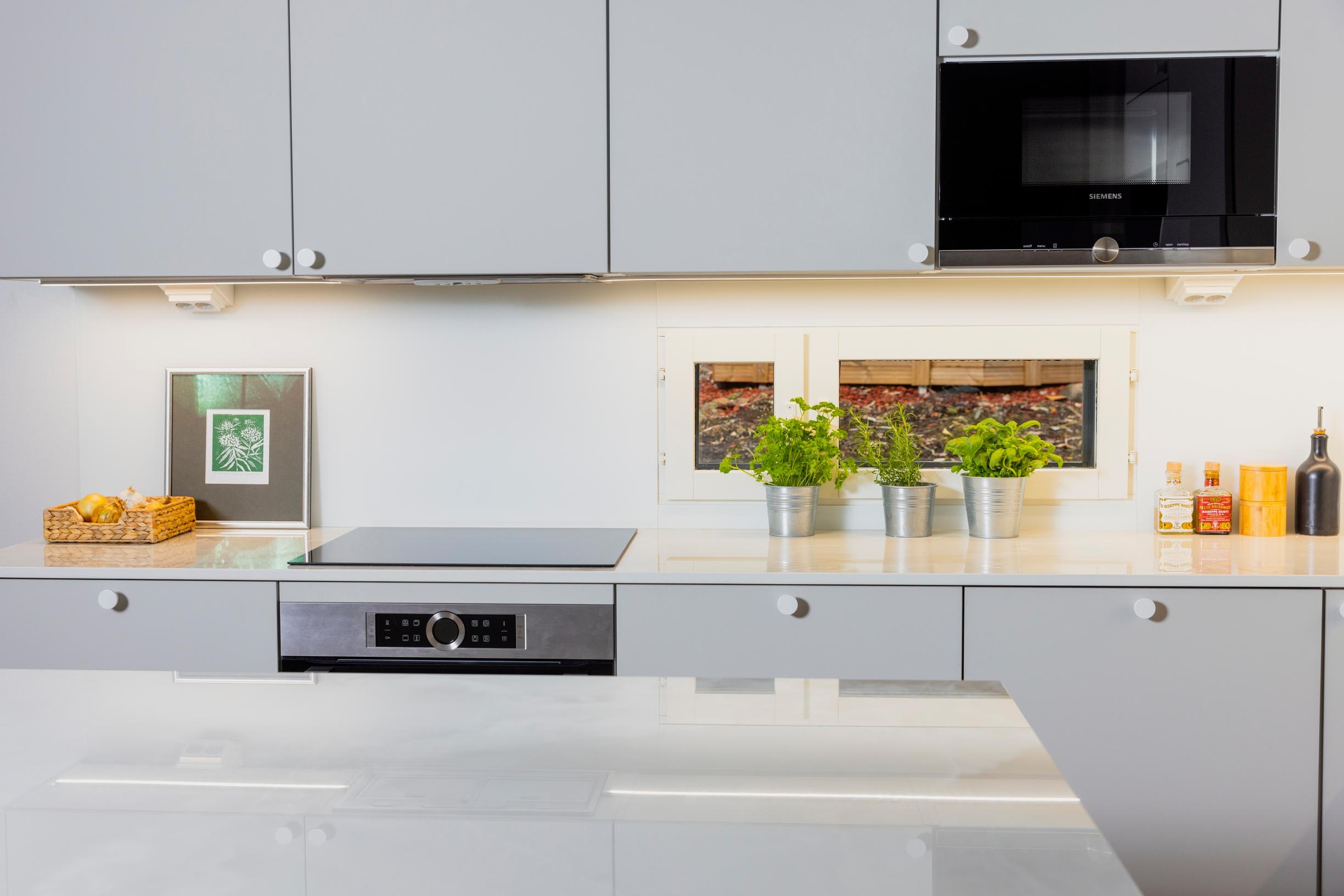 Matte white glass backsplash in the kitchen