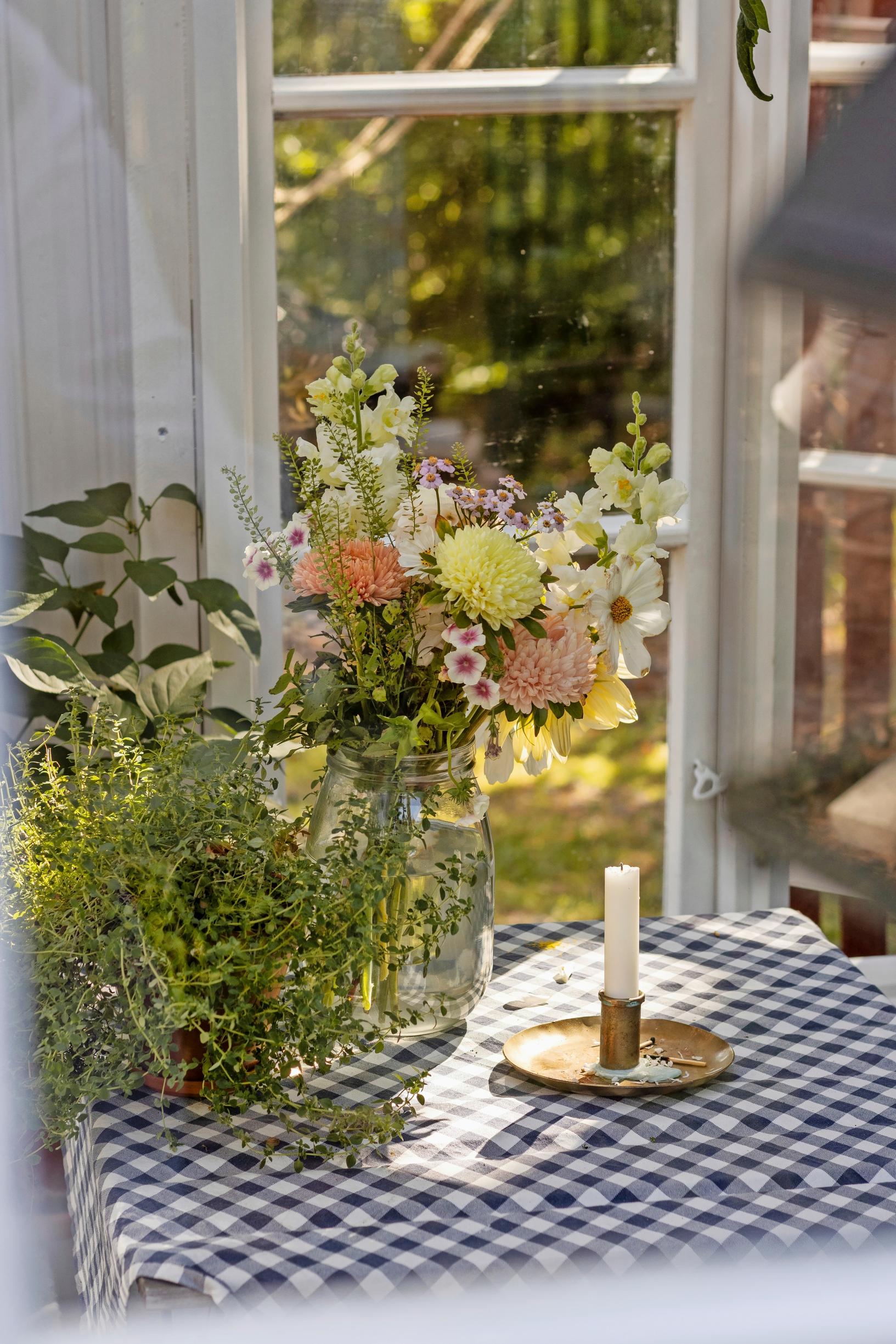 Photo of a table and a bouquet inside the greenhouse.