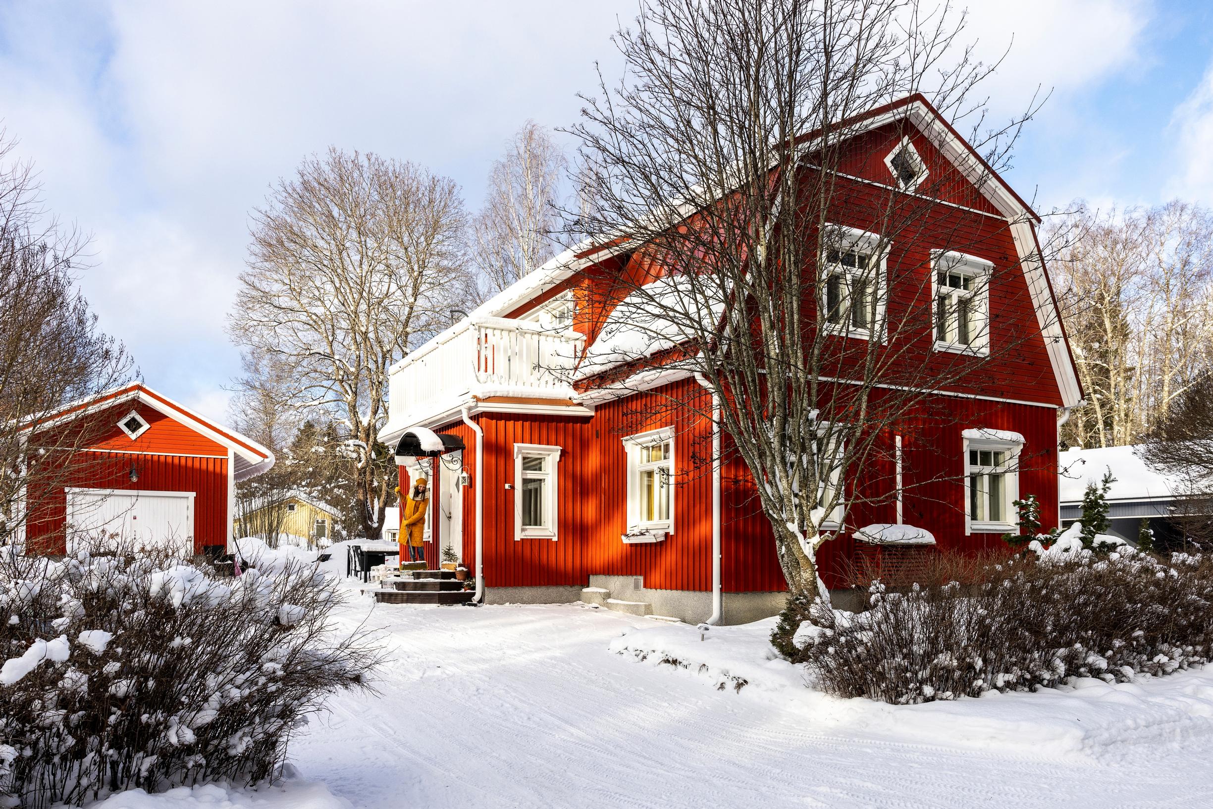 A red, mansard-roofed wooden house in Nokia, built in 1936.