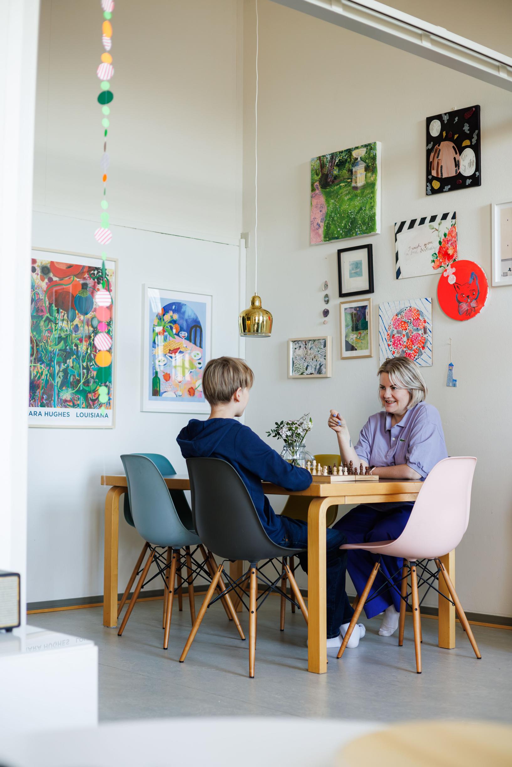 laura friman playing chess with her son