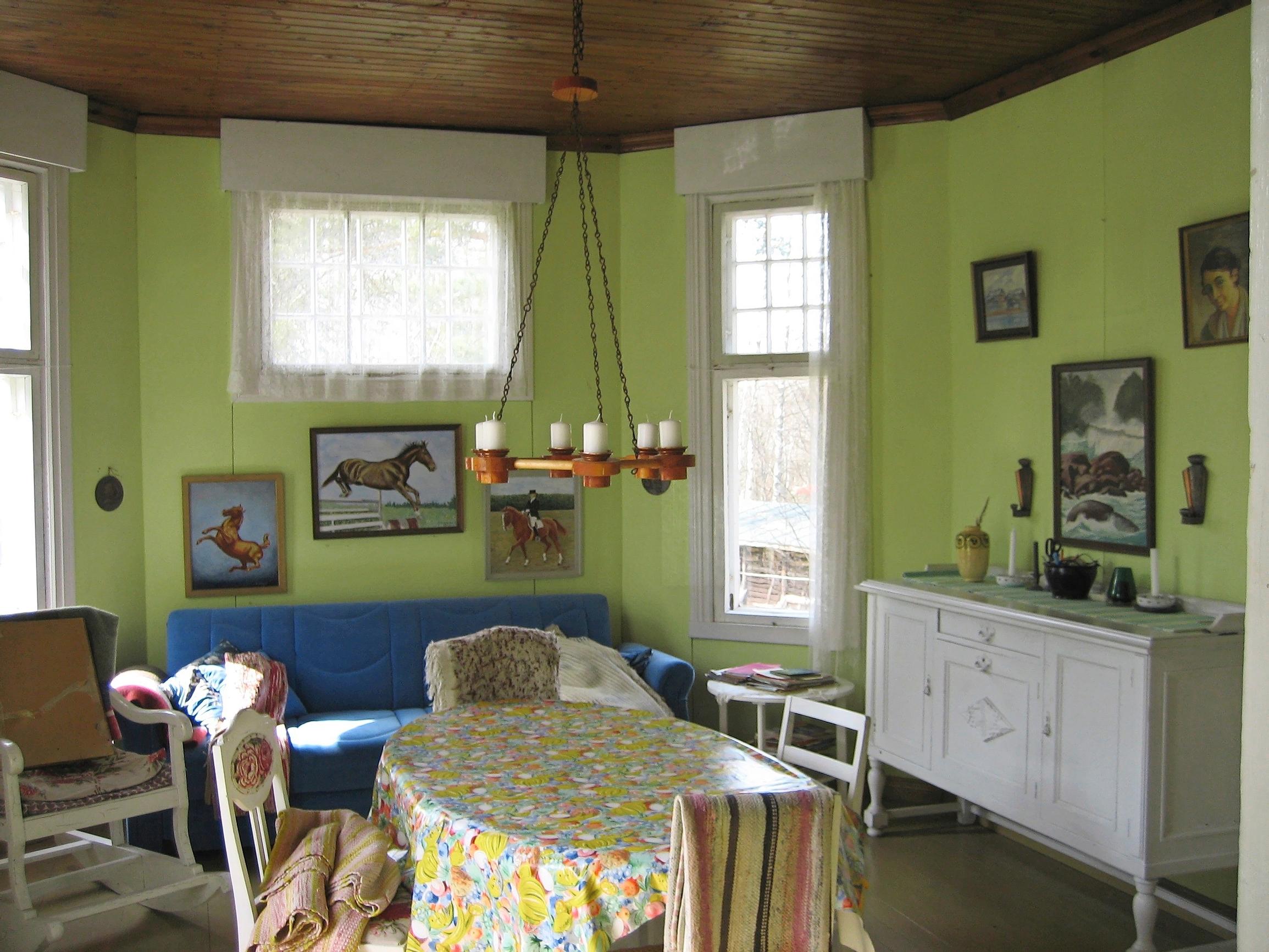 The kitchen before the renovation.