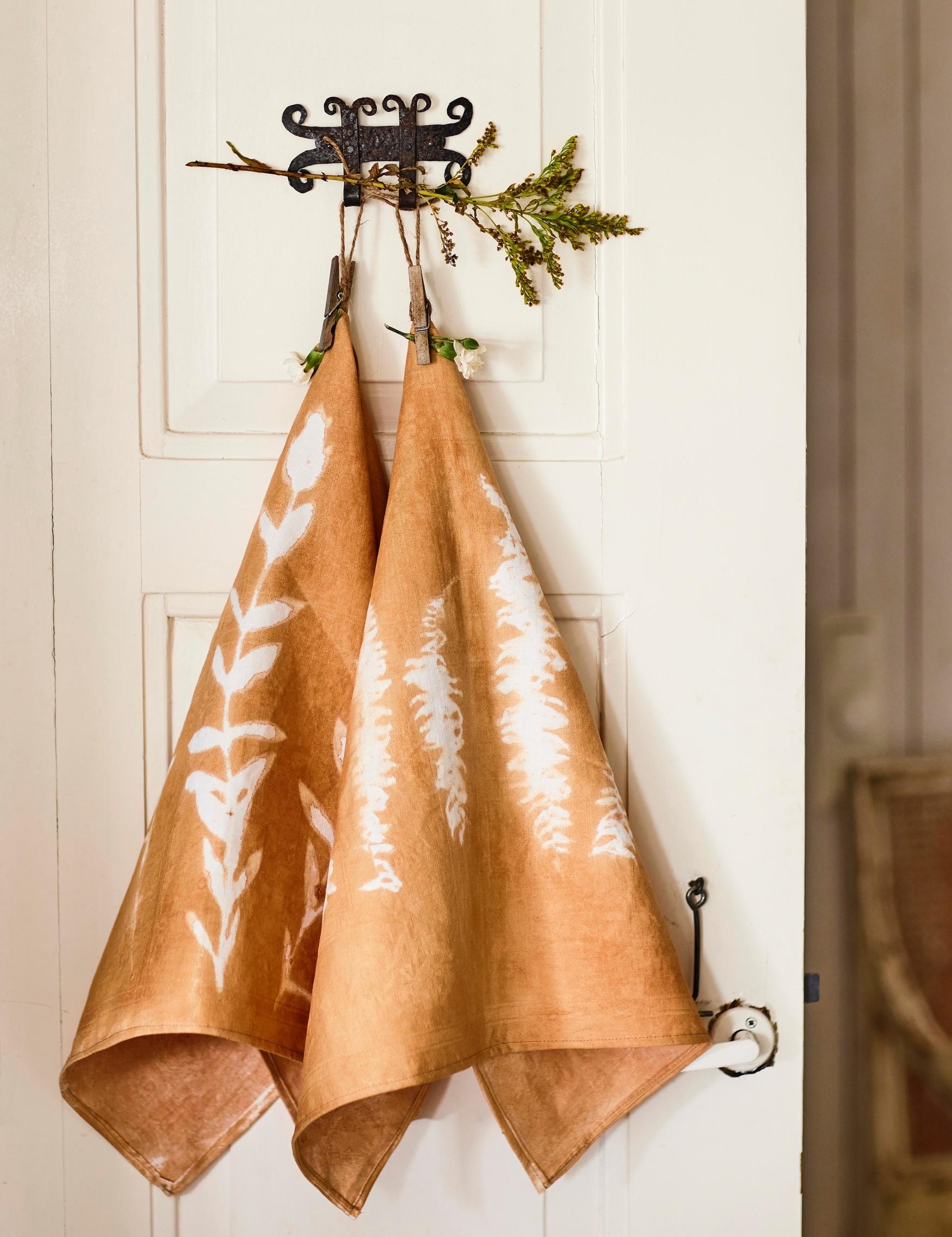 Sun-dyed linen cloths