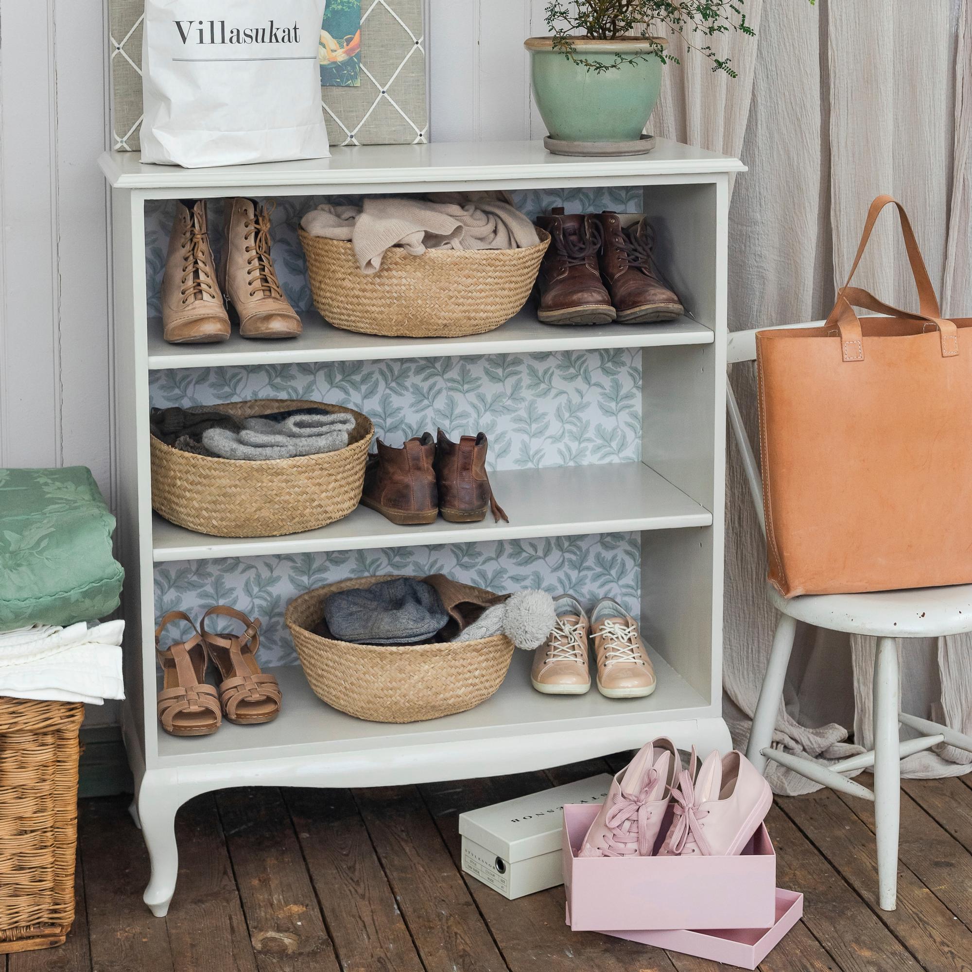 Bookshelf to shoe rack: upcycle and brighten your entryway