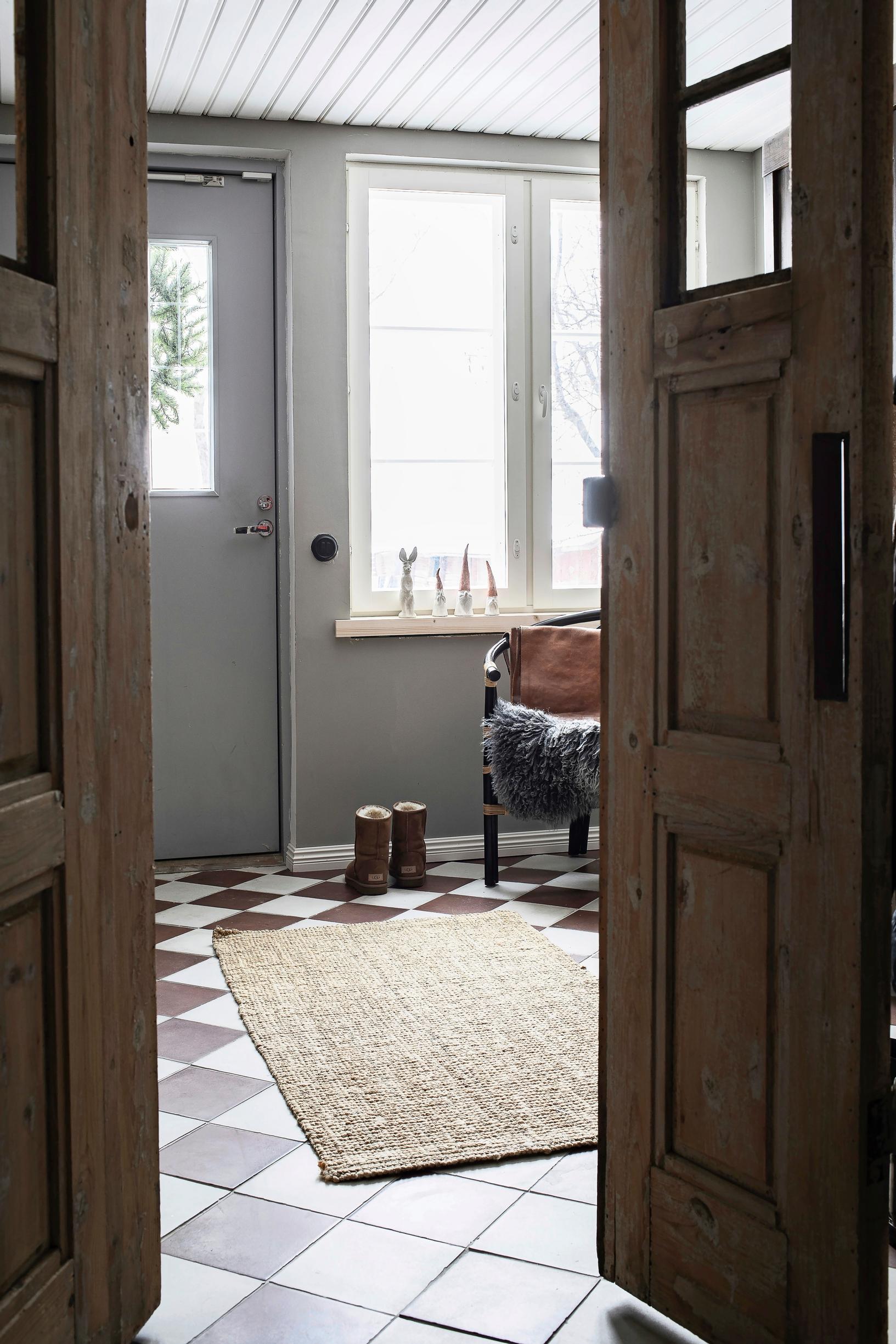The Pilli-Sihvola entry and antique wooden double doors.
