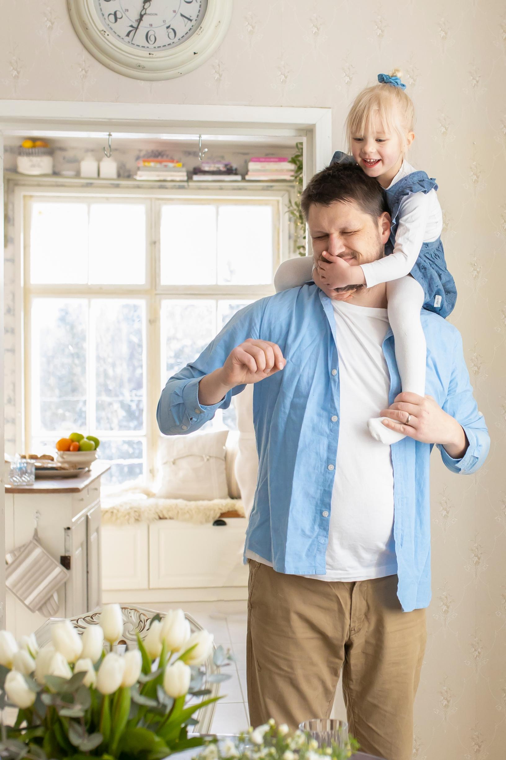 Petri Lukkala carrying his child Viviana on his shoulders.