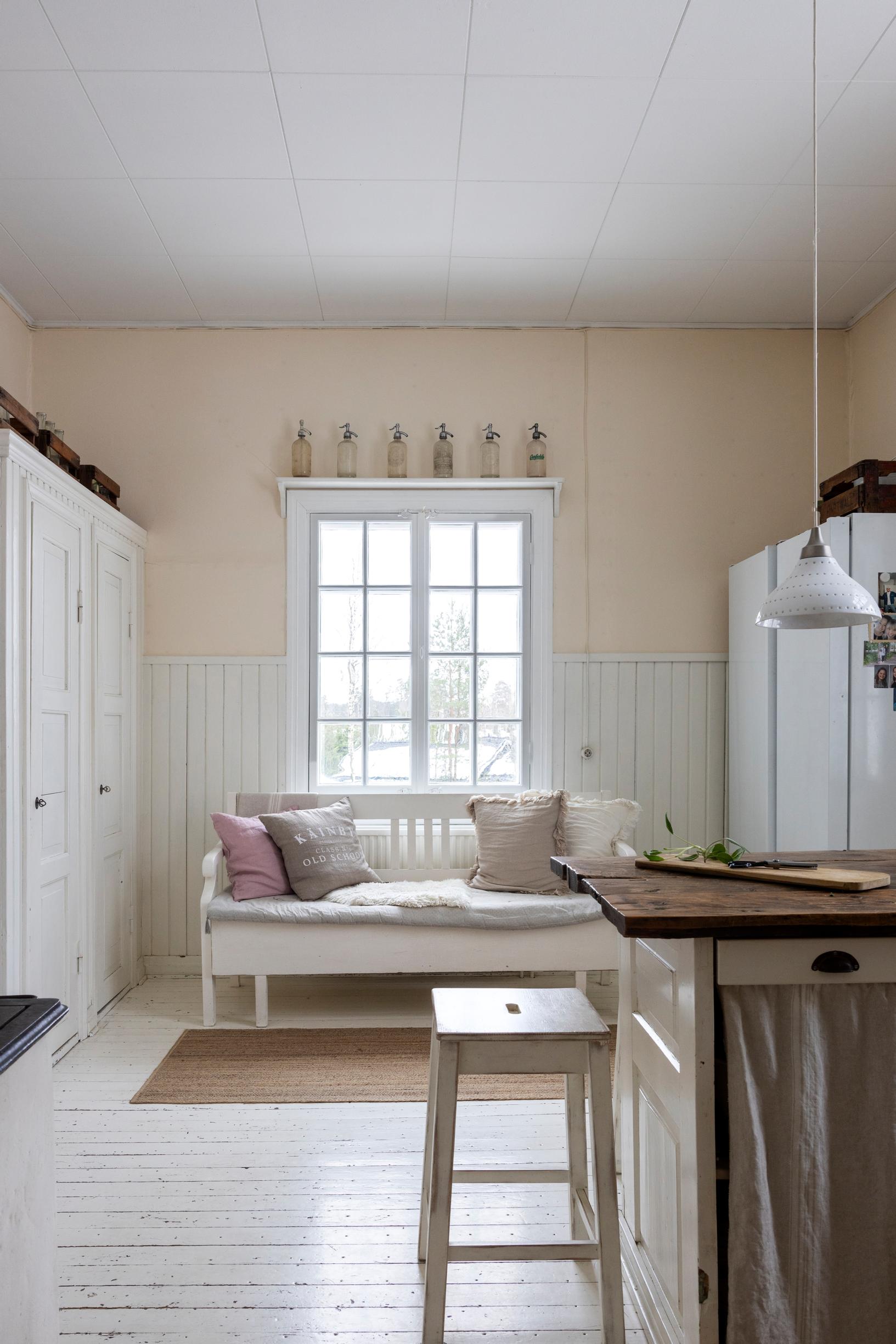 A wooden bench in the kitchen
