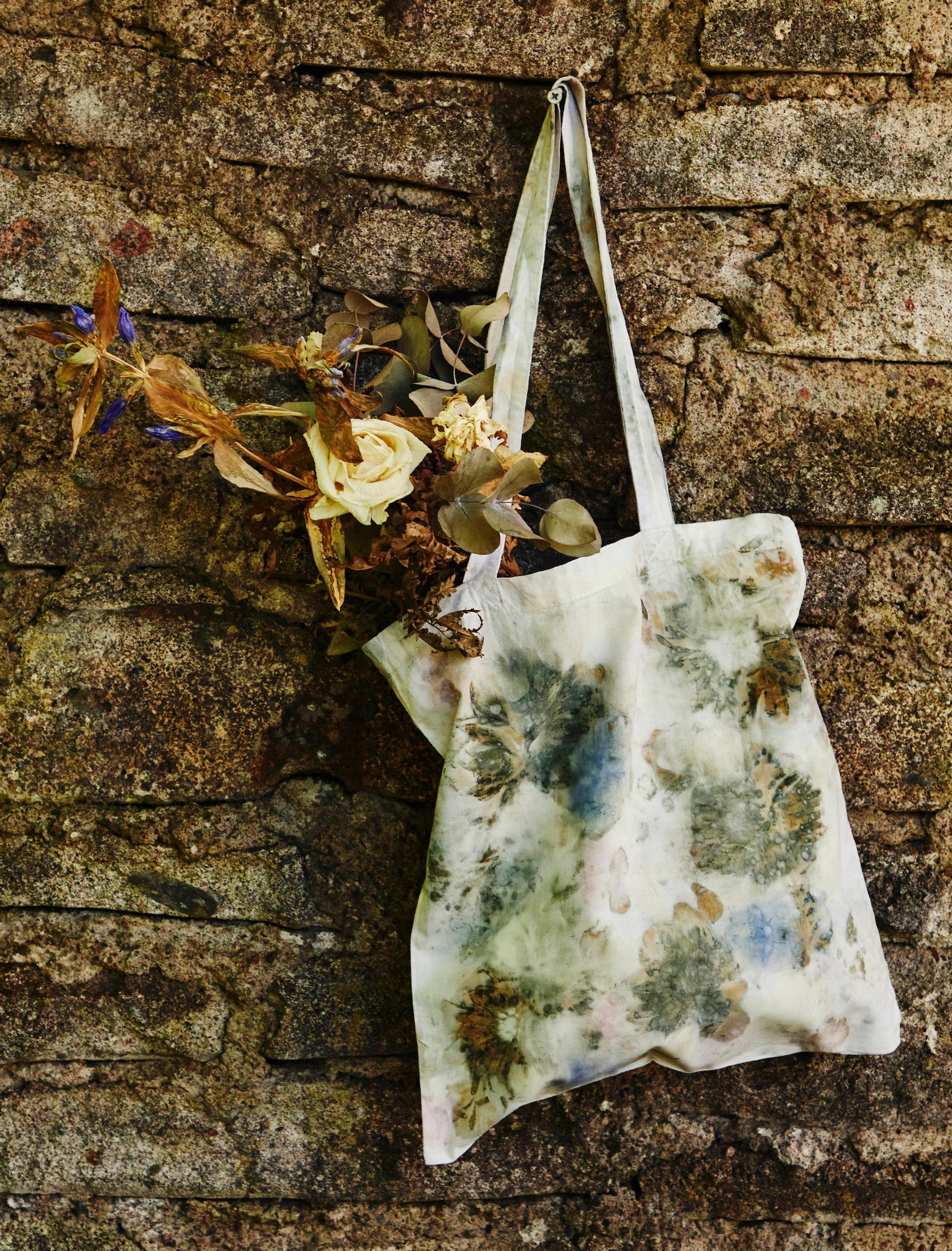 Tote bag decorated with ecoprinting