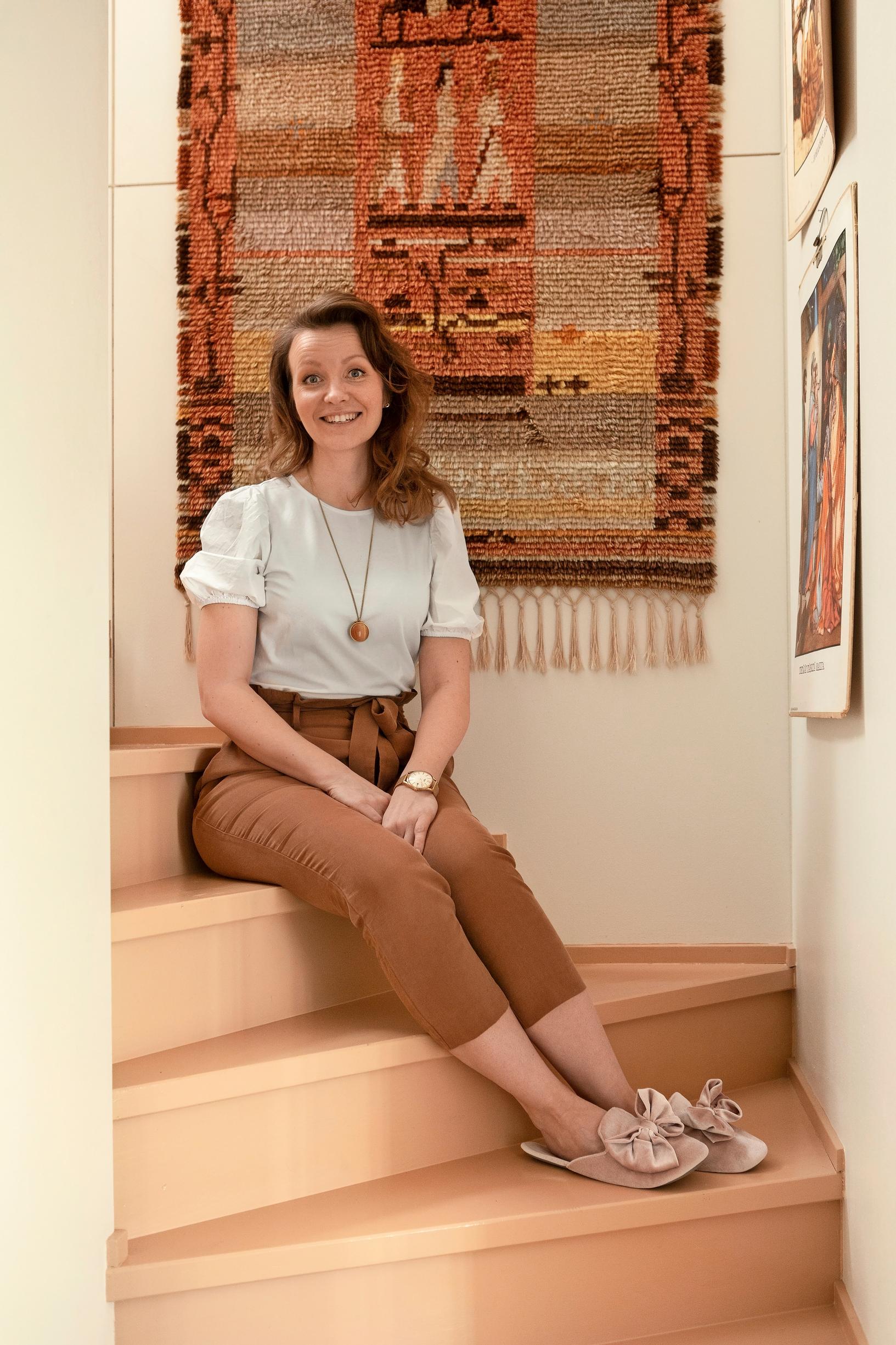 kaisa havina sitting on the stairs