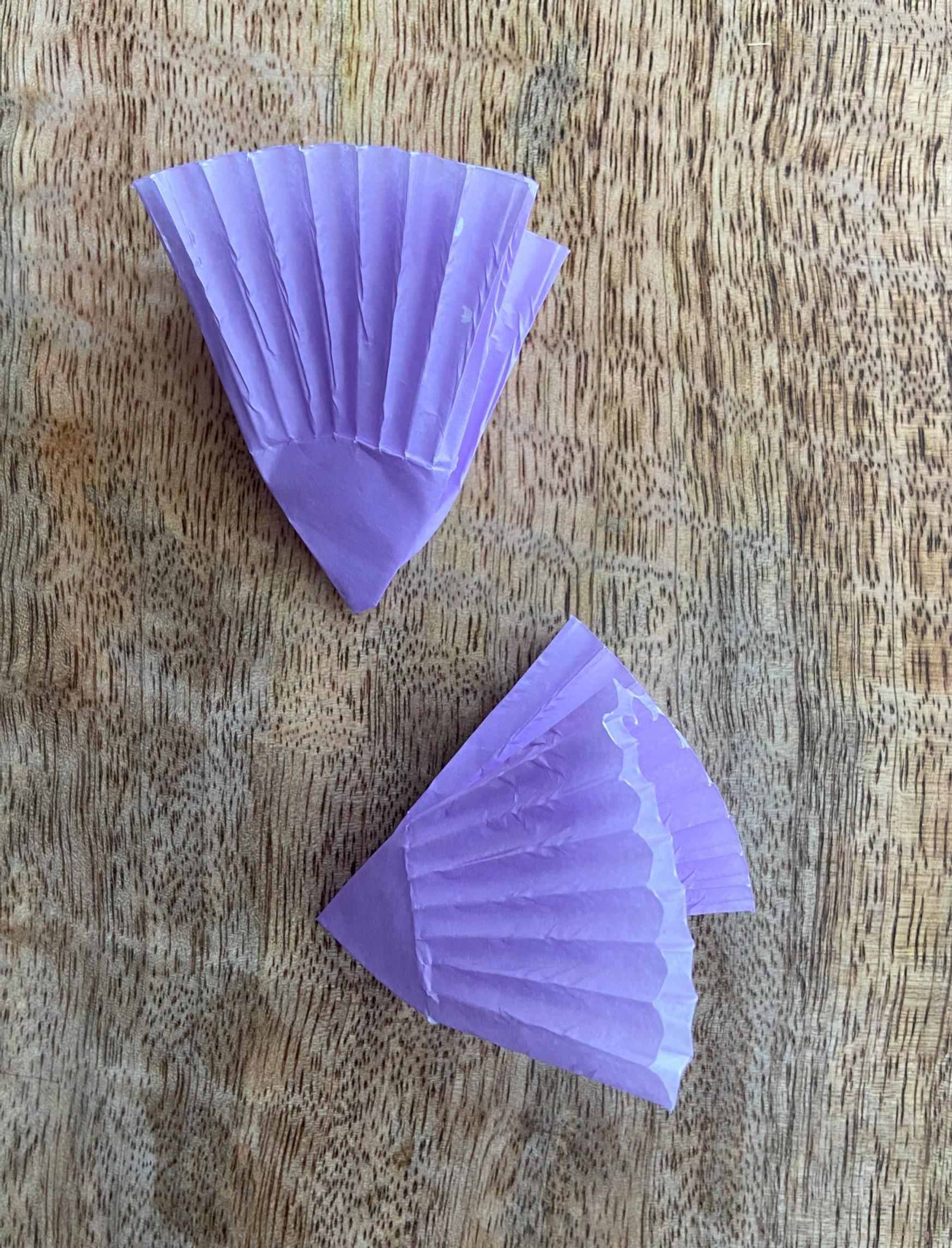 Step-by-step image showing how to fold the liners.