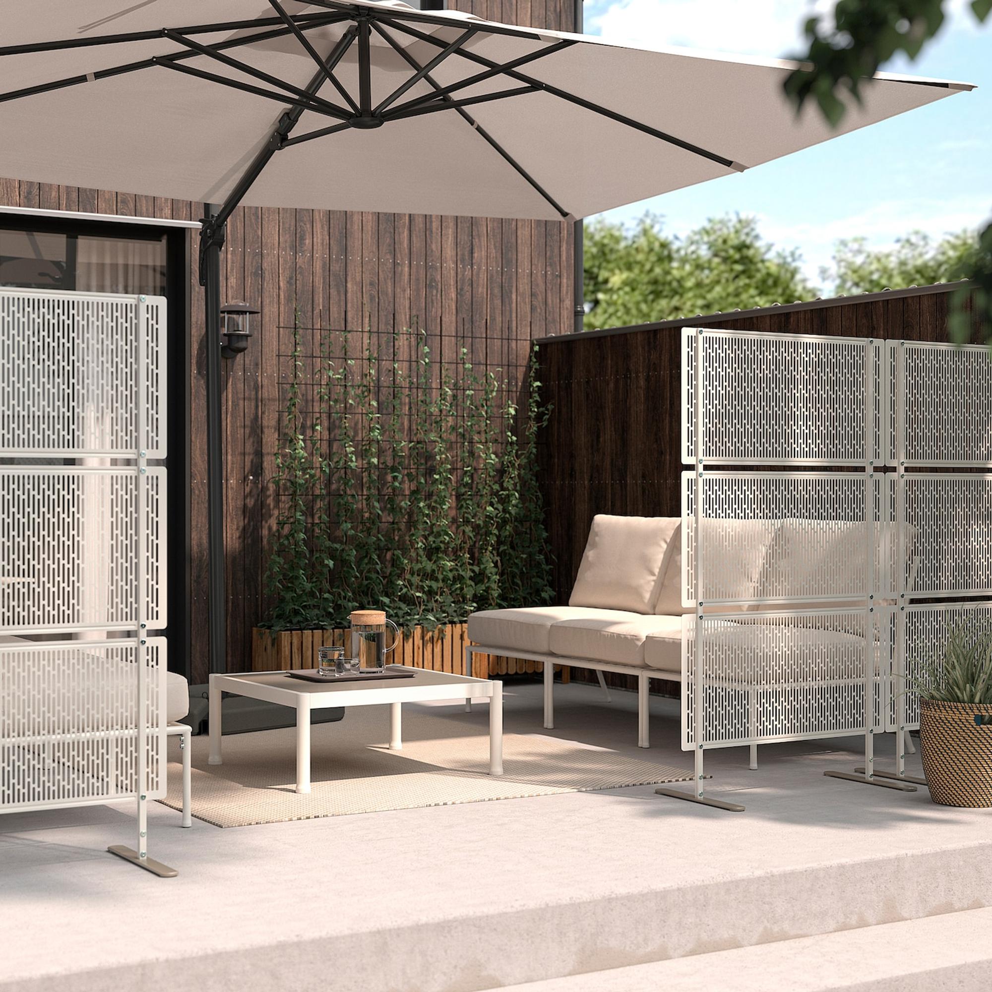 Privacy screen for the terrace: movable metal screens on the terrace