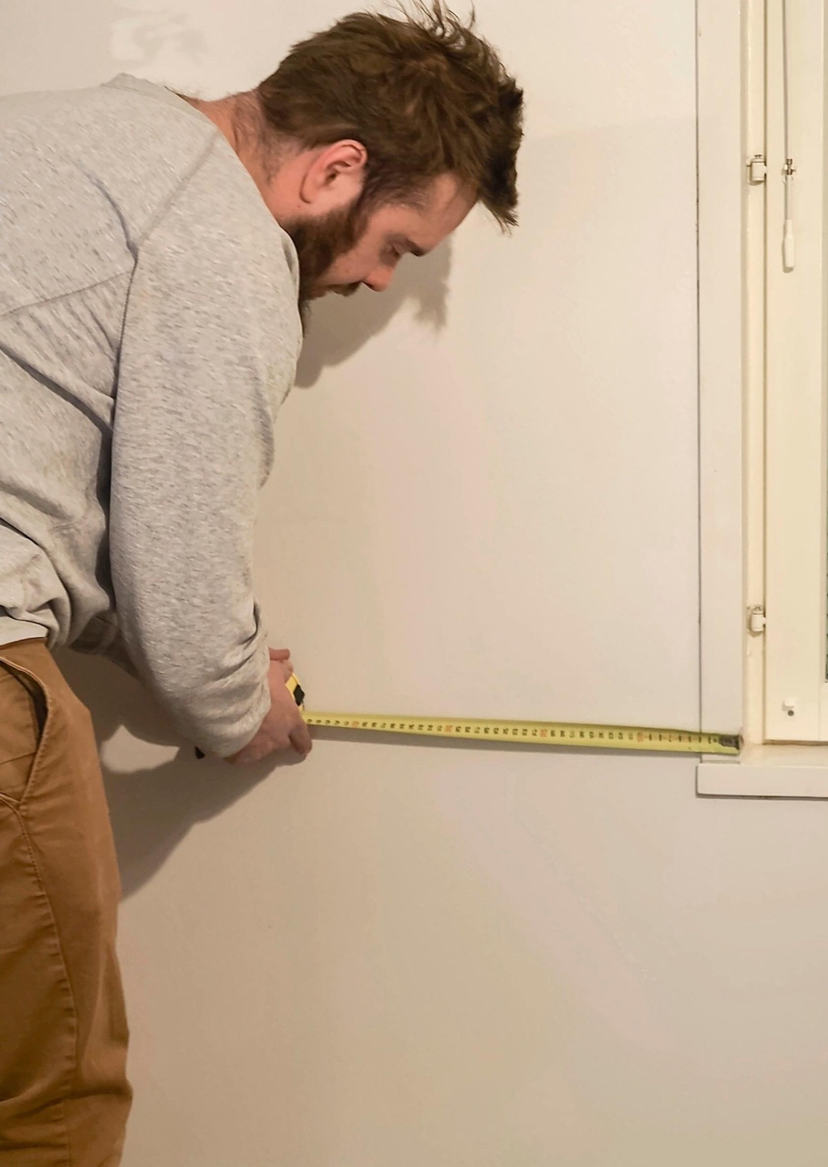 Measuring the bedside table’s position