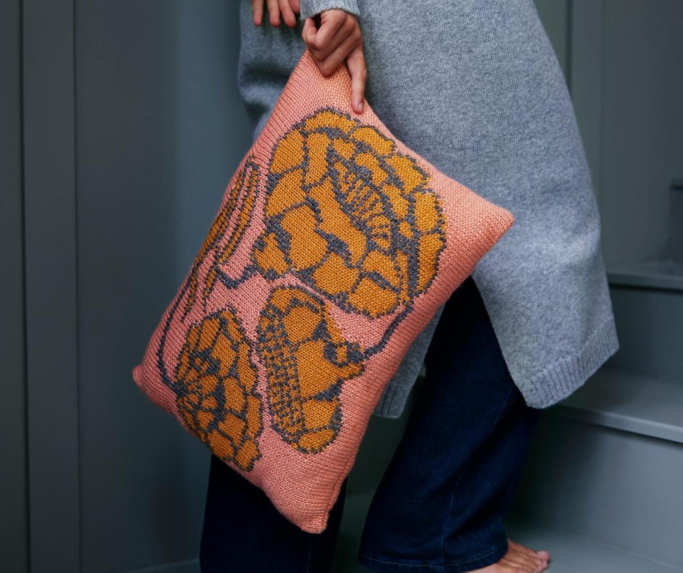 Peony cushion—knit bold intarsia blooms with a twist!