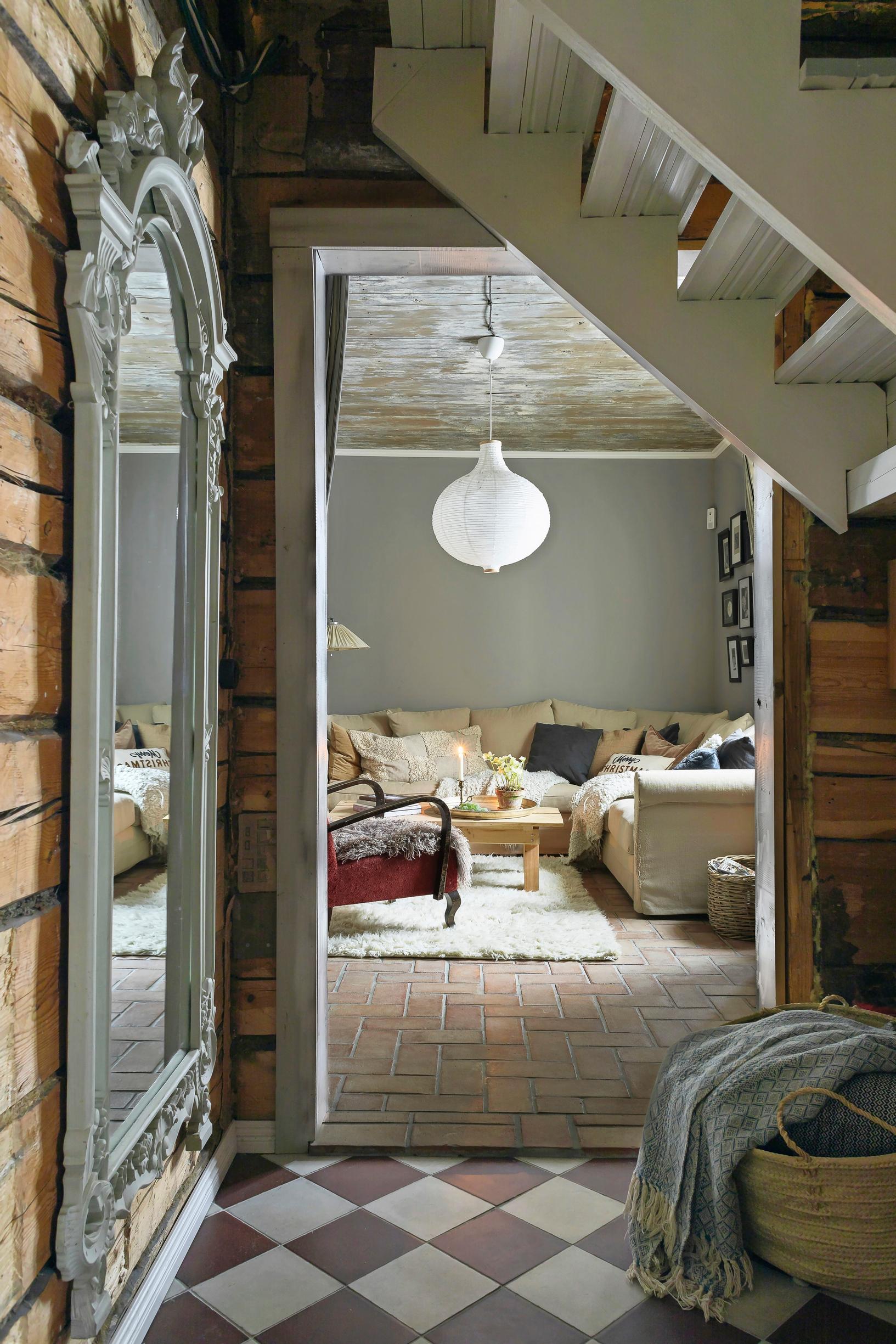 Log walls in the entry.