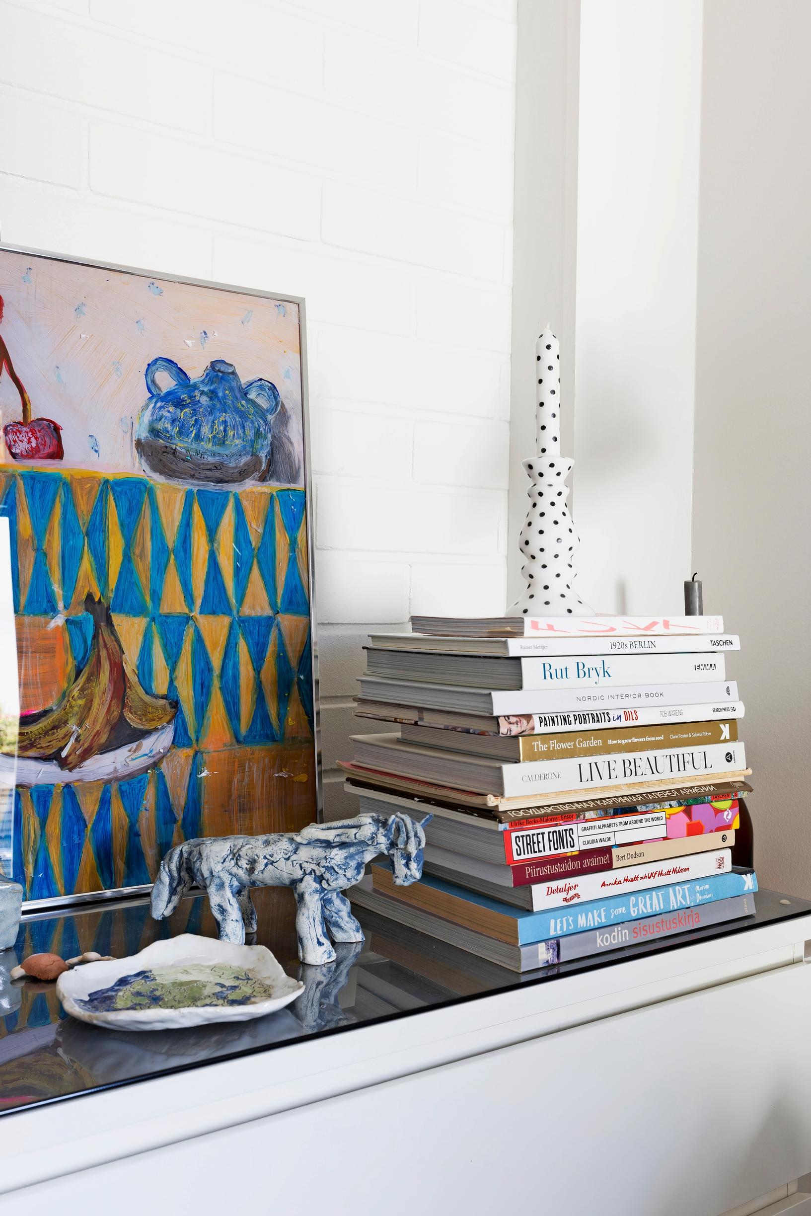 Books and objects on top of a sideboard