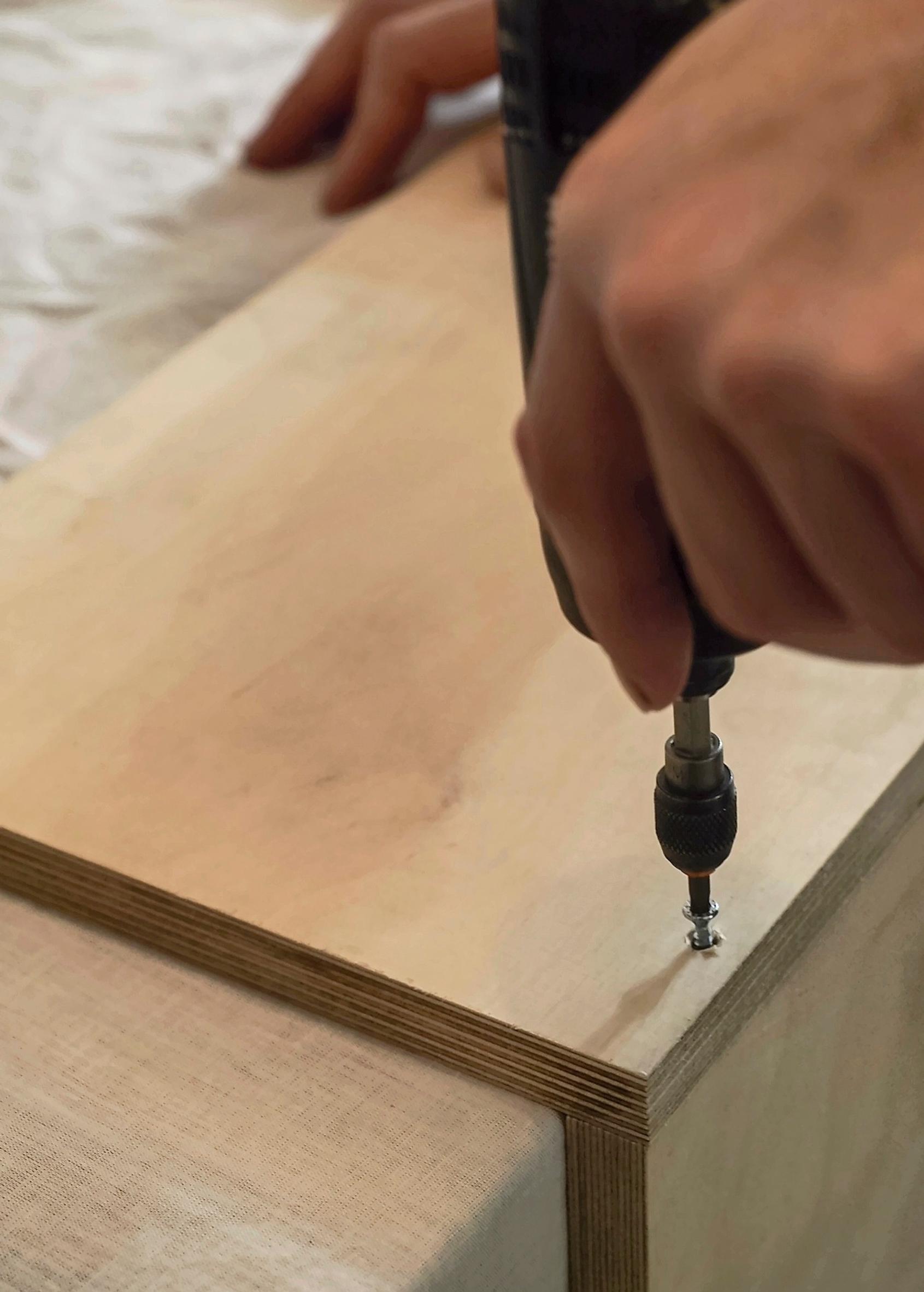 Attaching the bedside table’s back panel and shelf panel together