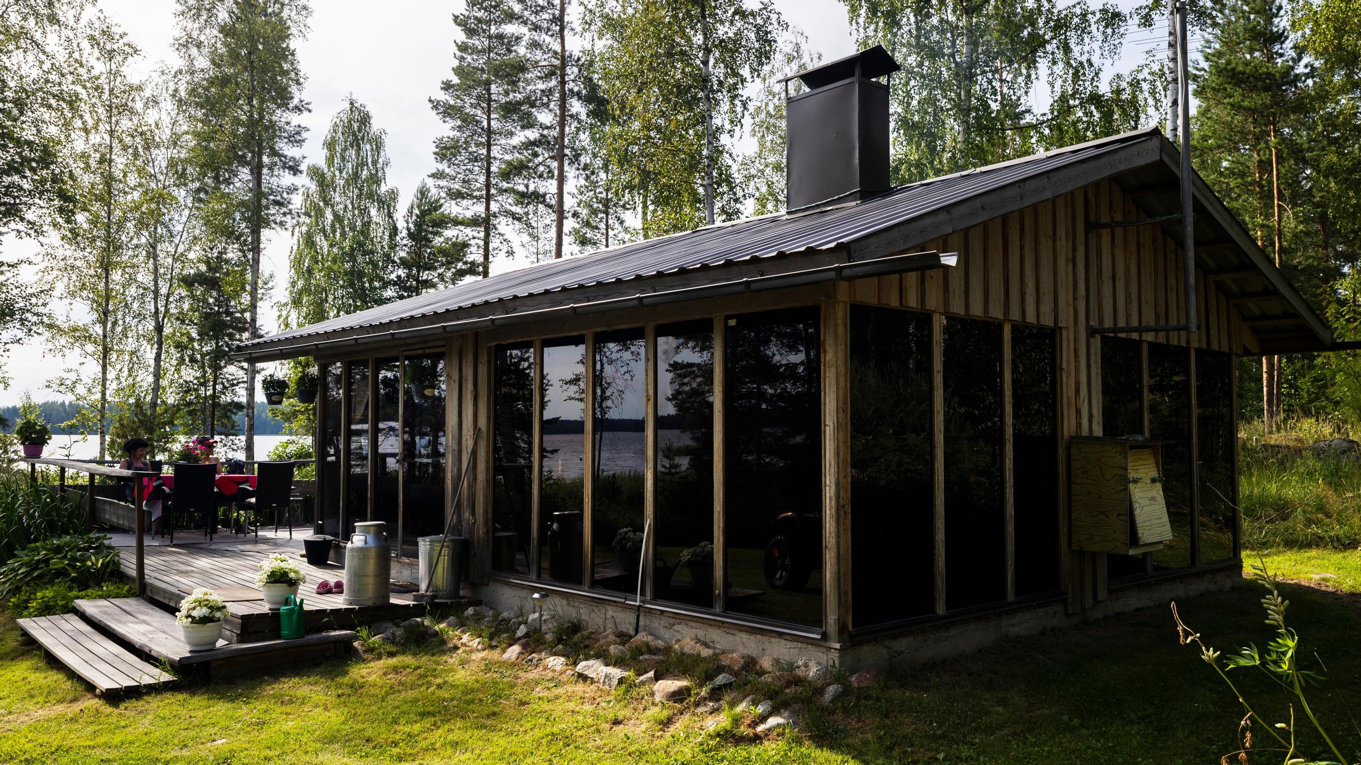 Raimo built a glass sauna from 60 glass doors for next to nothing—“The building inspector was a bit skeptical if the cabin could even stand upright”