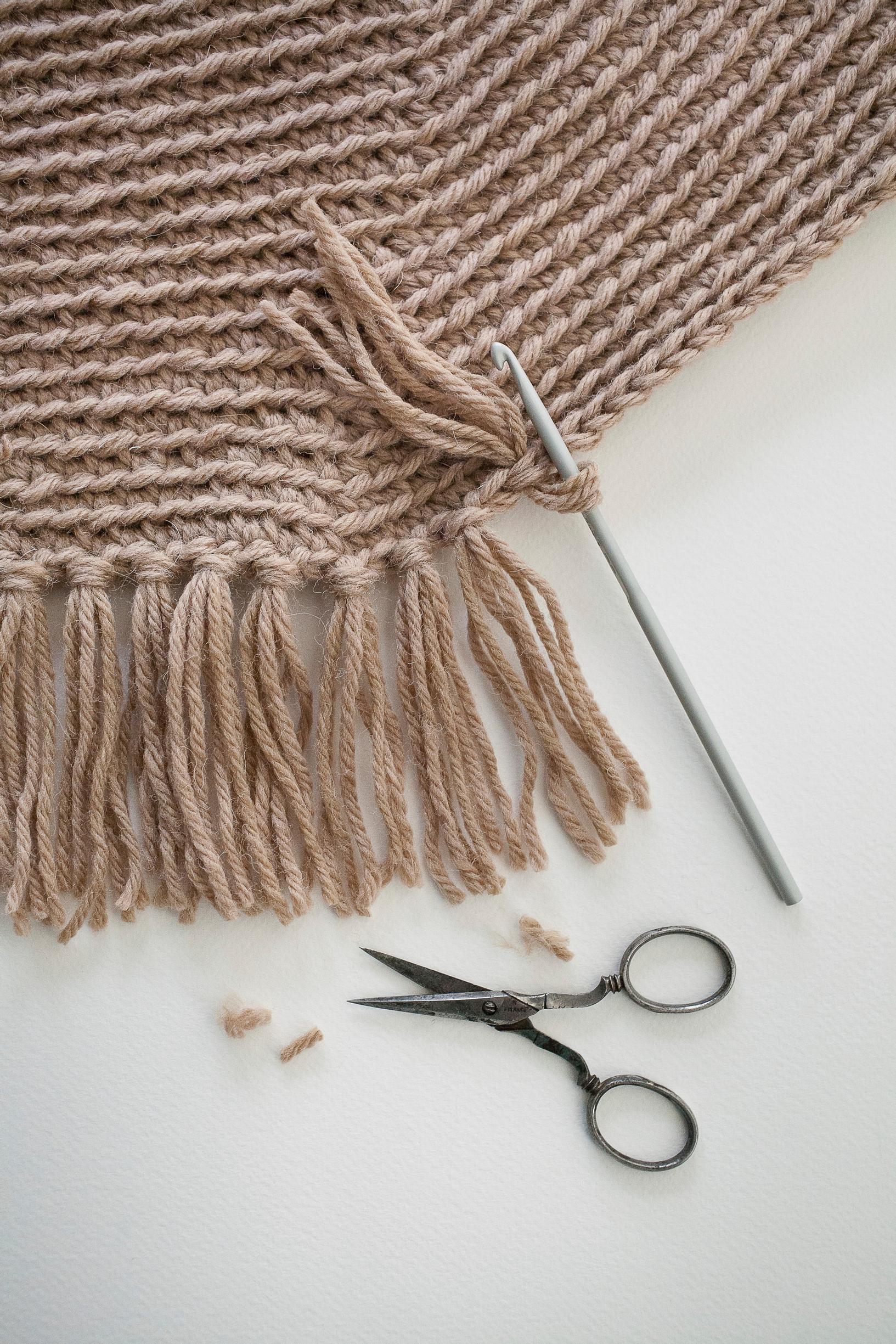 Fringes on the crocheted rug