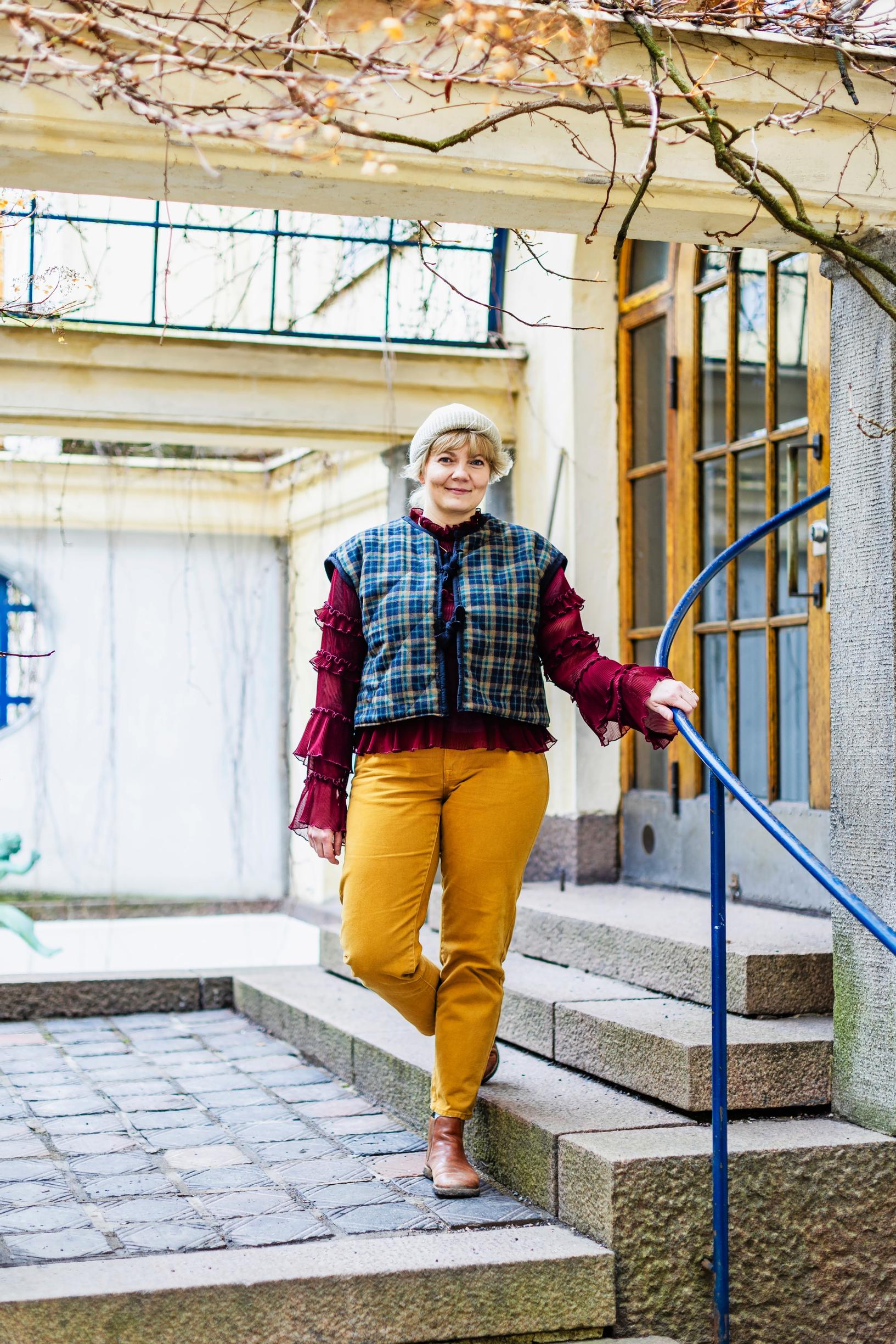 Suvi outside wearing the plaid vest.