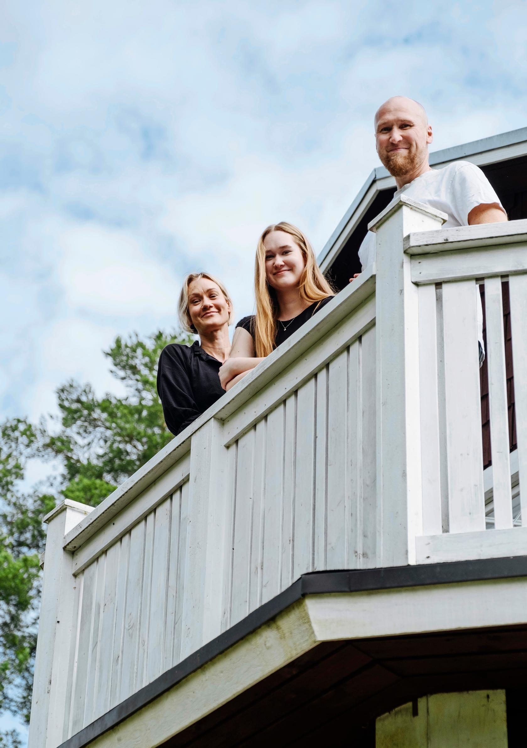 Sohvi, Aivi, and Teemu on the balcony.
