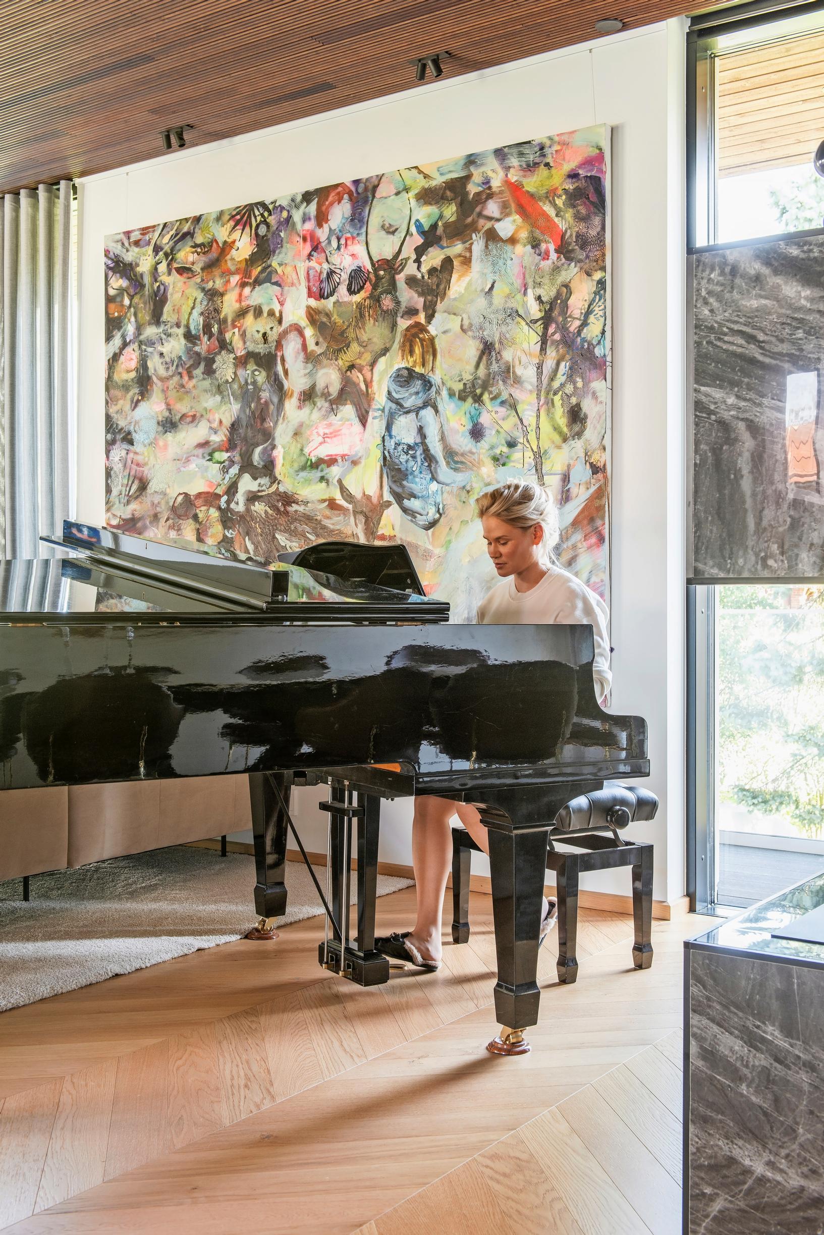 A grand piano in the living room