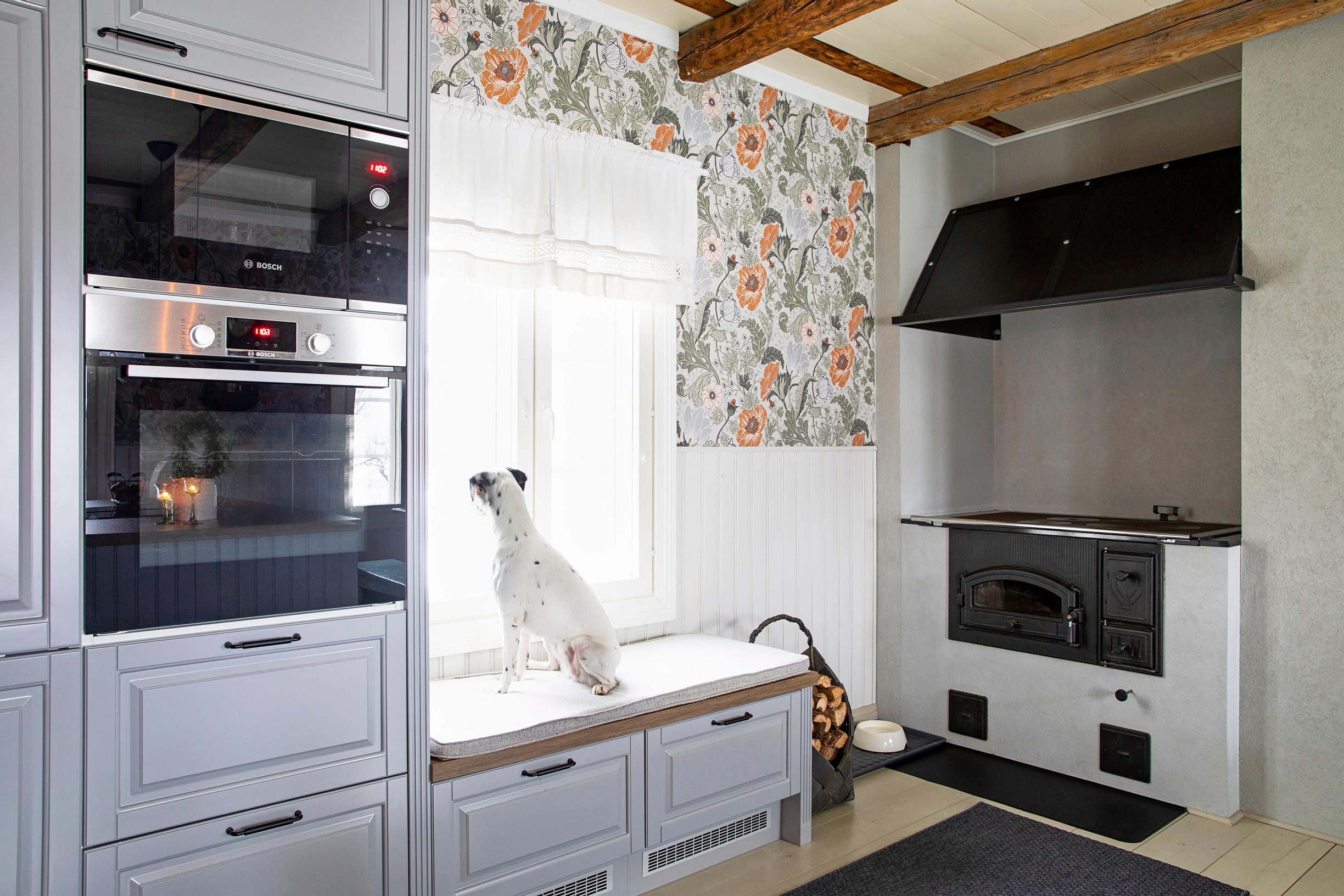 Midbec’s Apelviken Anemone non-woven wallpaper in the old grandmother’s kitchen