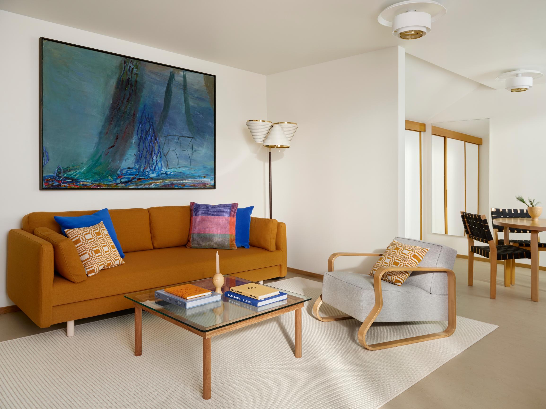 Finlandia Hall’s rental apartment, featuring Aalto furniture and a blue-toned painting