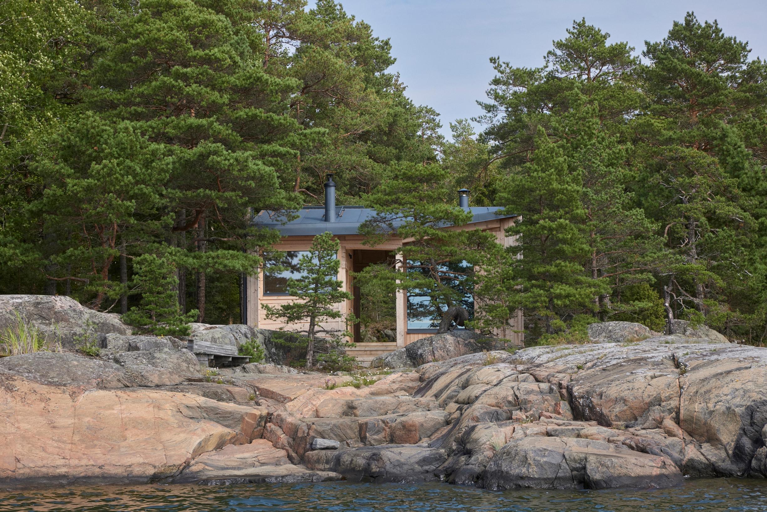 Sikke Sumari’s sauna blends into the rocky shore.