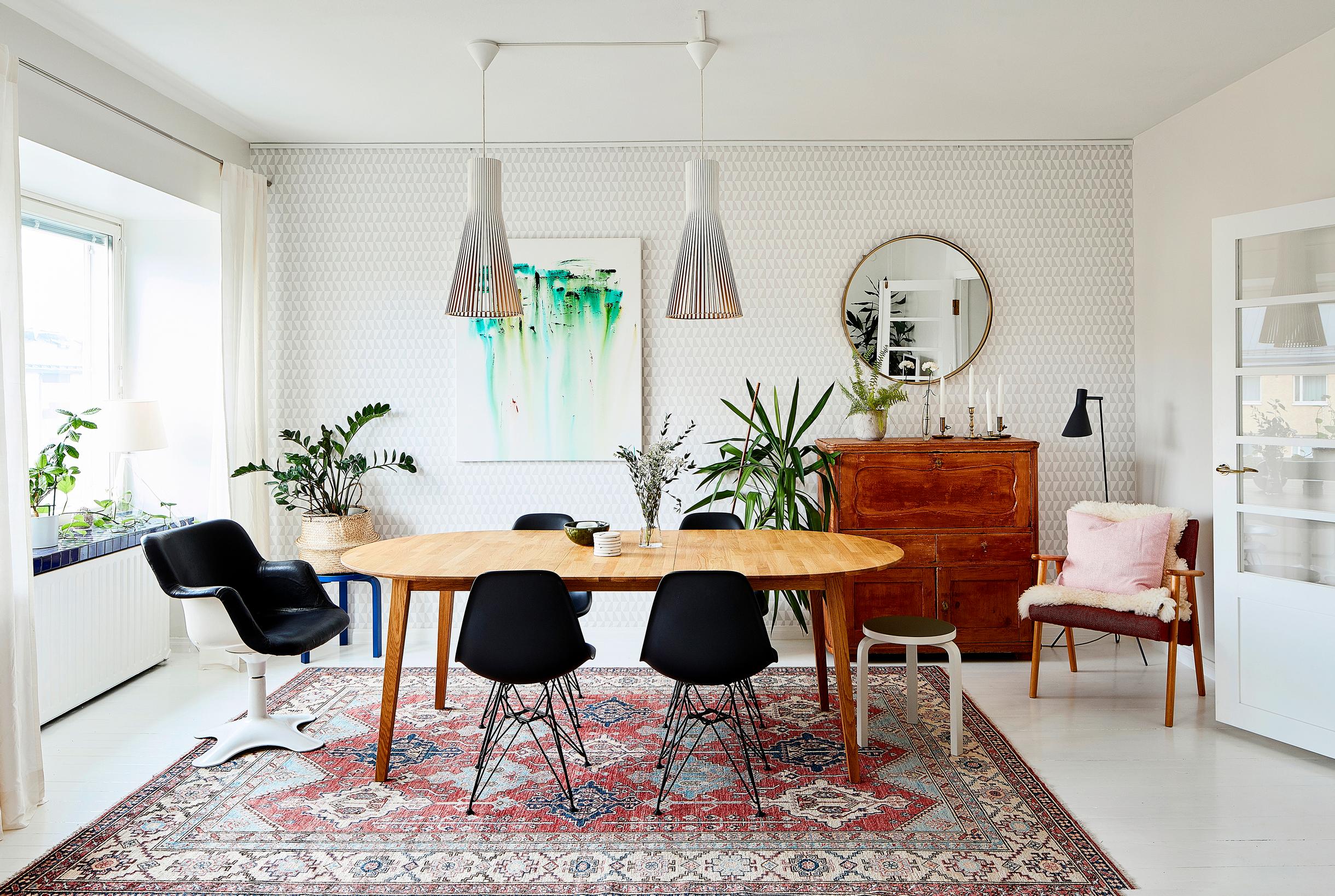 A large rug under dining table and chairs