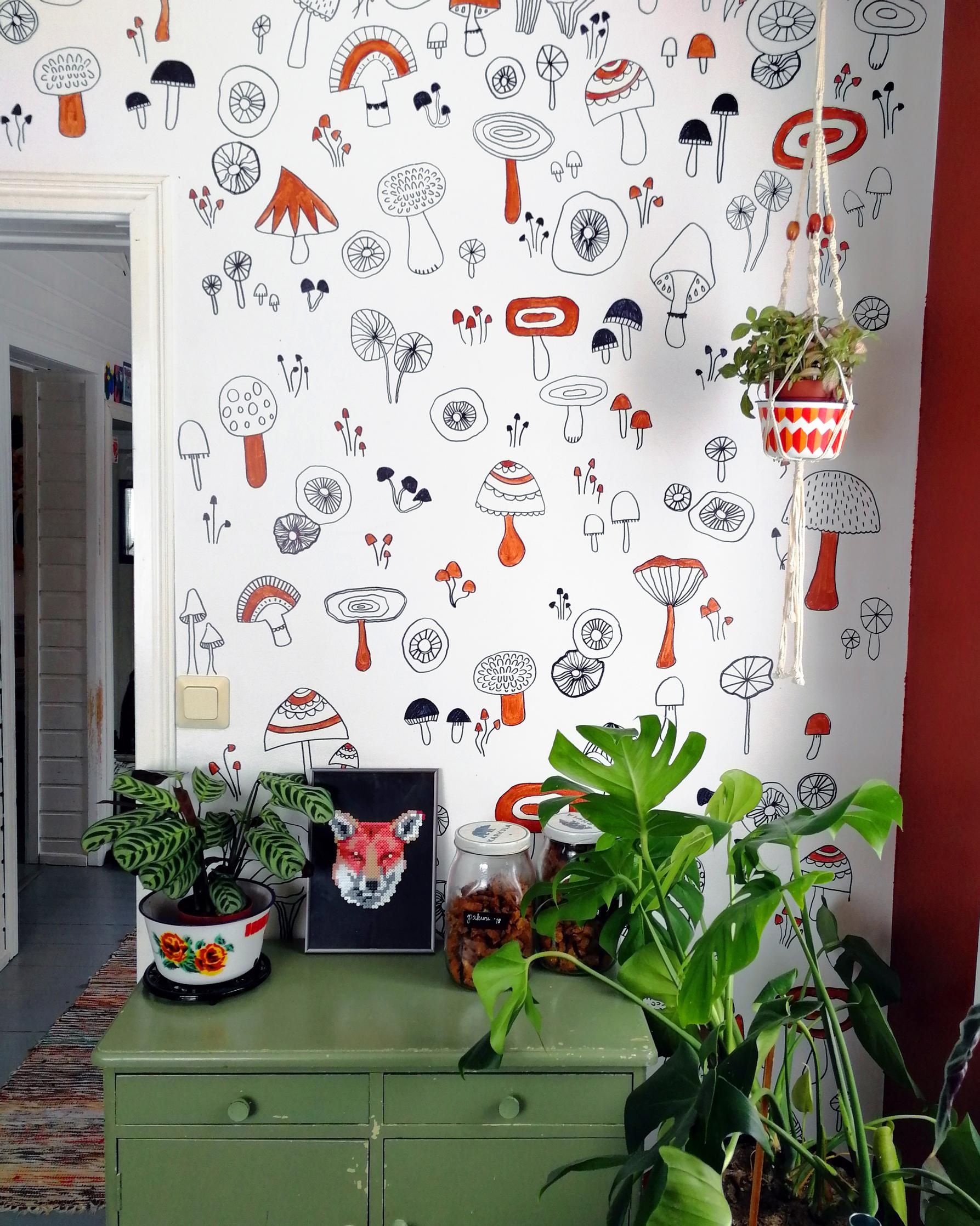 Goodbye, boring white! Anni transformed her kitchen with a ‘poor woman’s wallpaper’ using leftover paint and markers