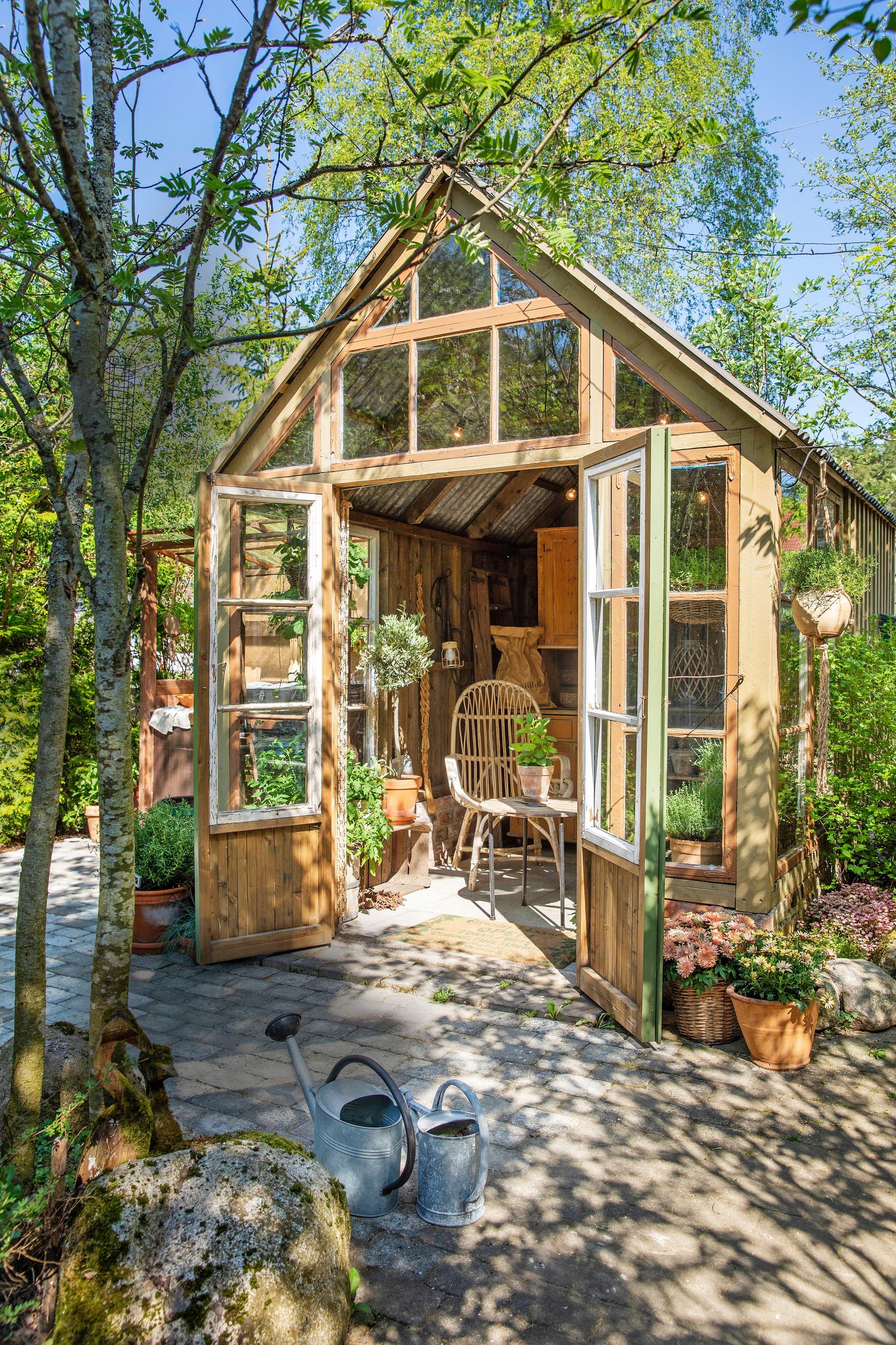 Maria built a rustic summerhouse from old windows: “I’m drawn to old items and an industrial style”