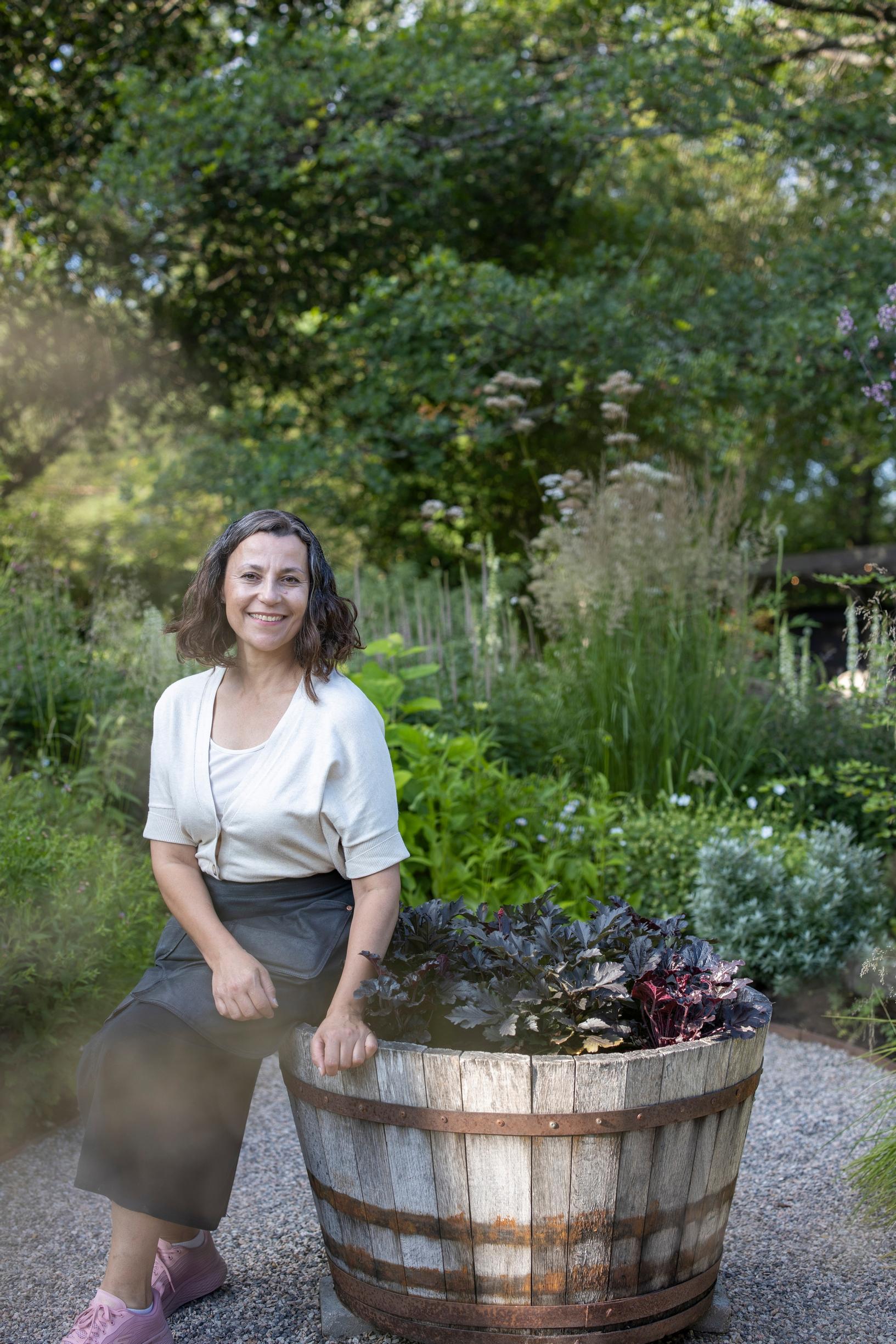 Charlotte Andersson and the ‘Timeless Night’ coral bells.
