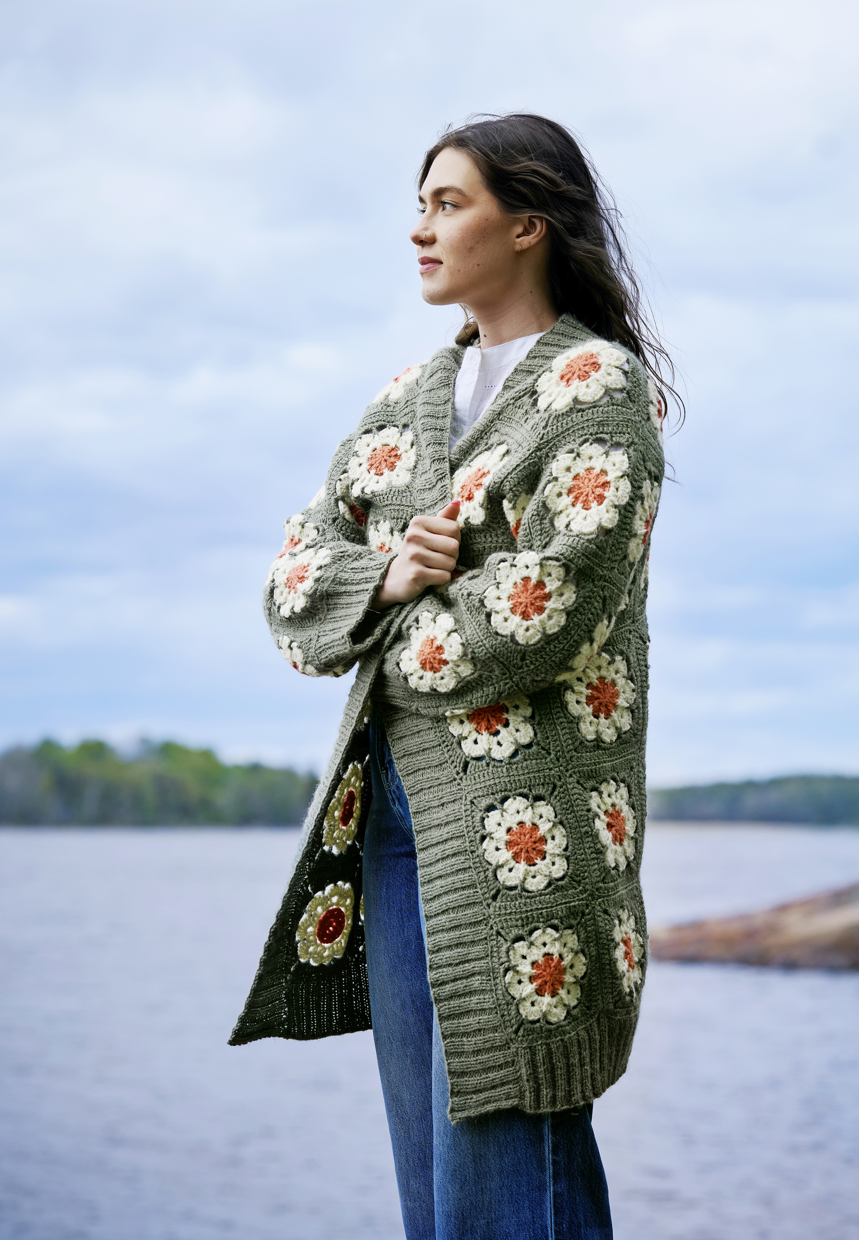 cygn ポンポンカラフルニット Crocheted cardigan from squares—see the instructions! | Kotona Living