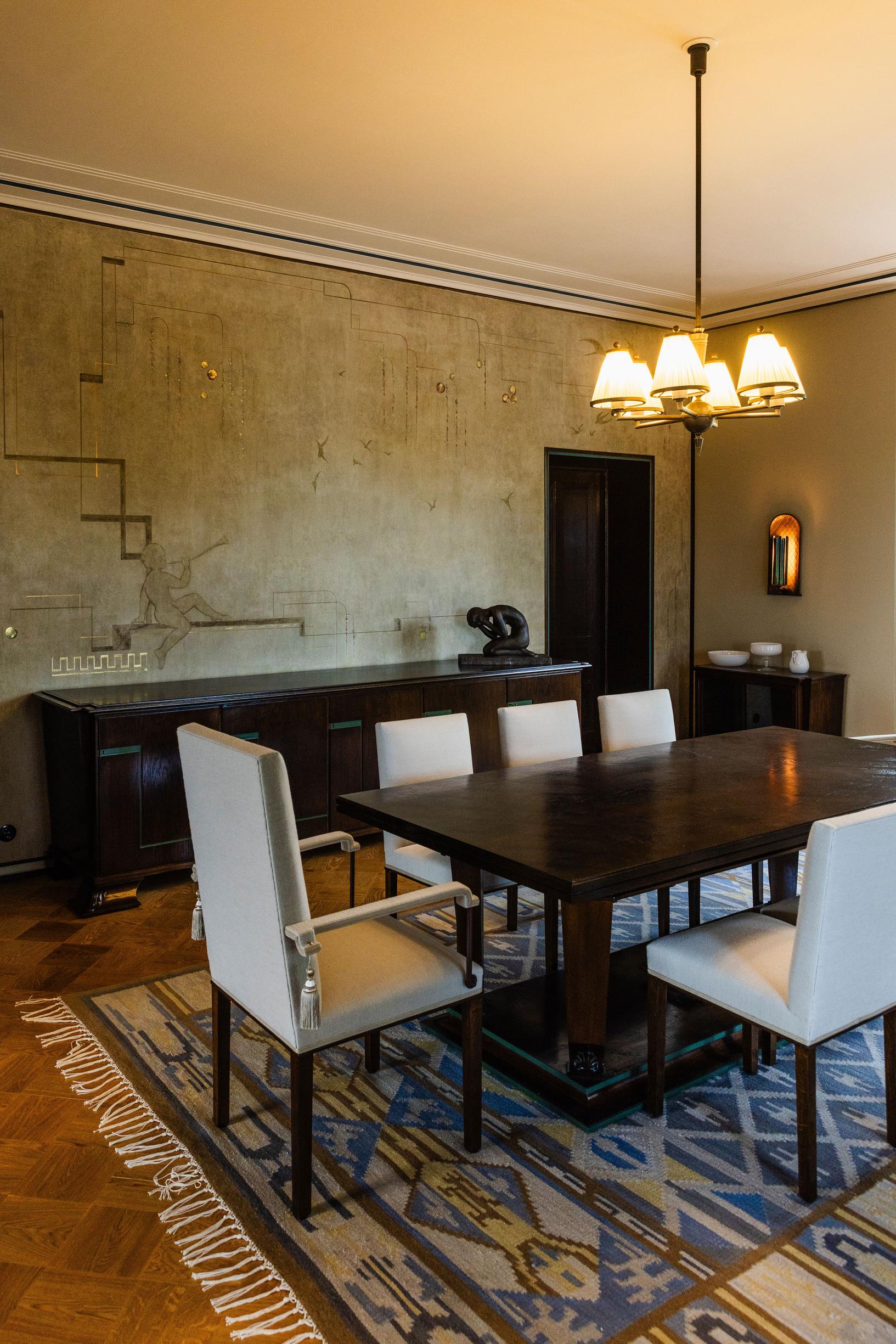 Kultaranta’s dining room, with the dining set in the center and a long sideboard in the background