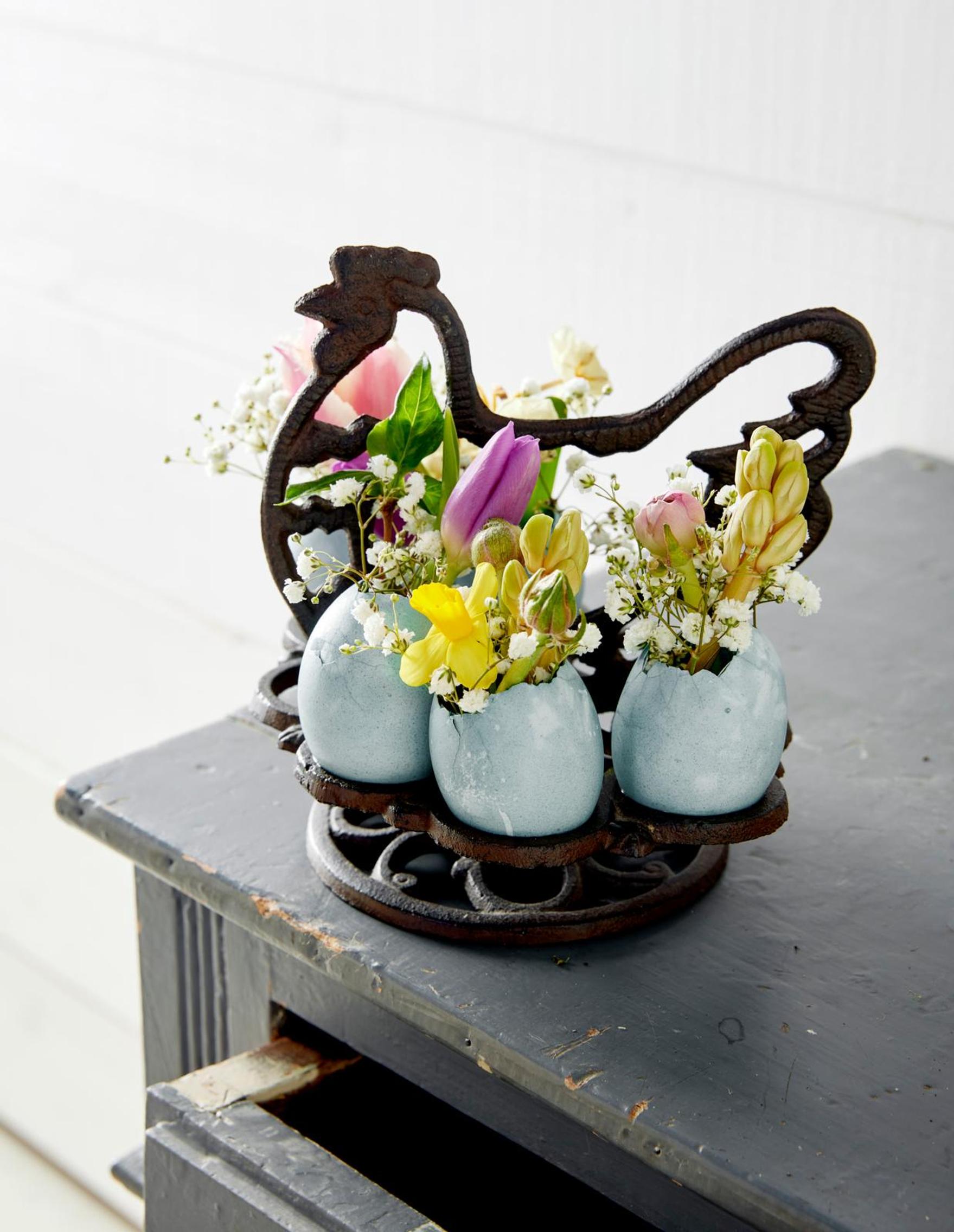 Small bouquets arranged in eggshells.