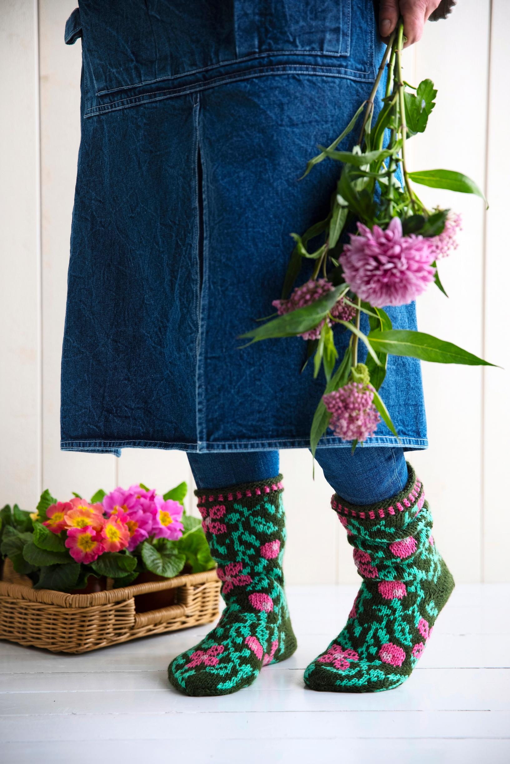 These gorgeous Flower vine socks are finished with duplicate stitches—here’s the pattern to knit your own pair!