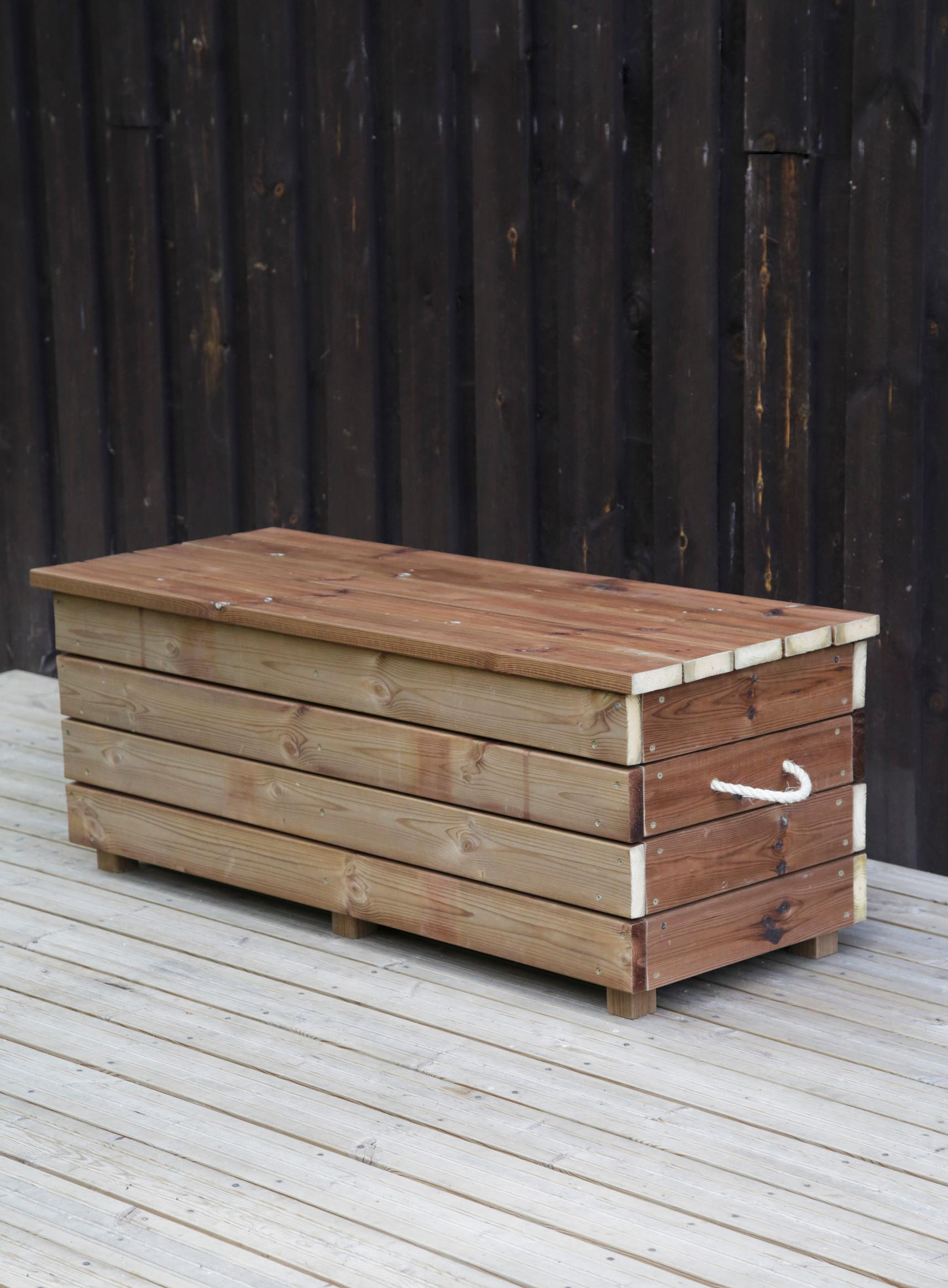 Attaching the lid and rope handles to the storage bench
